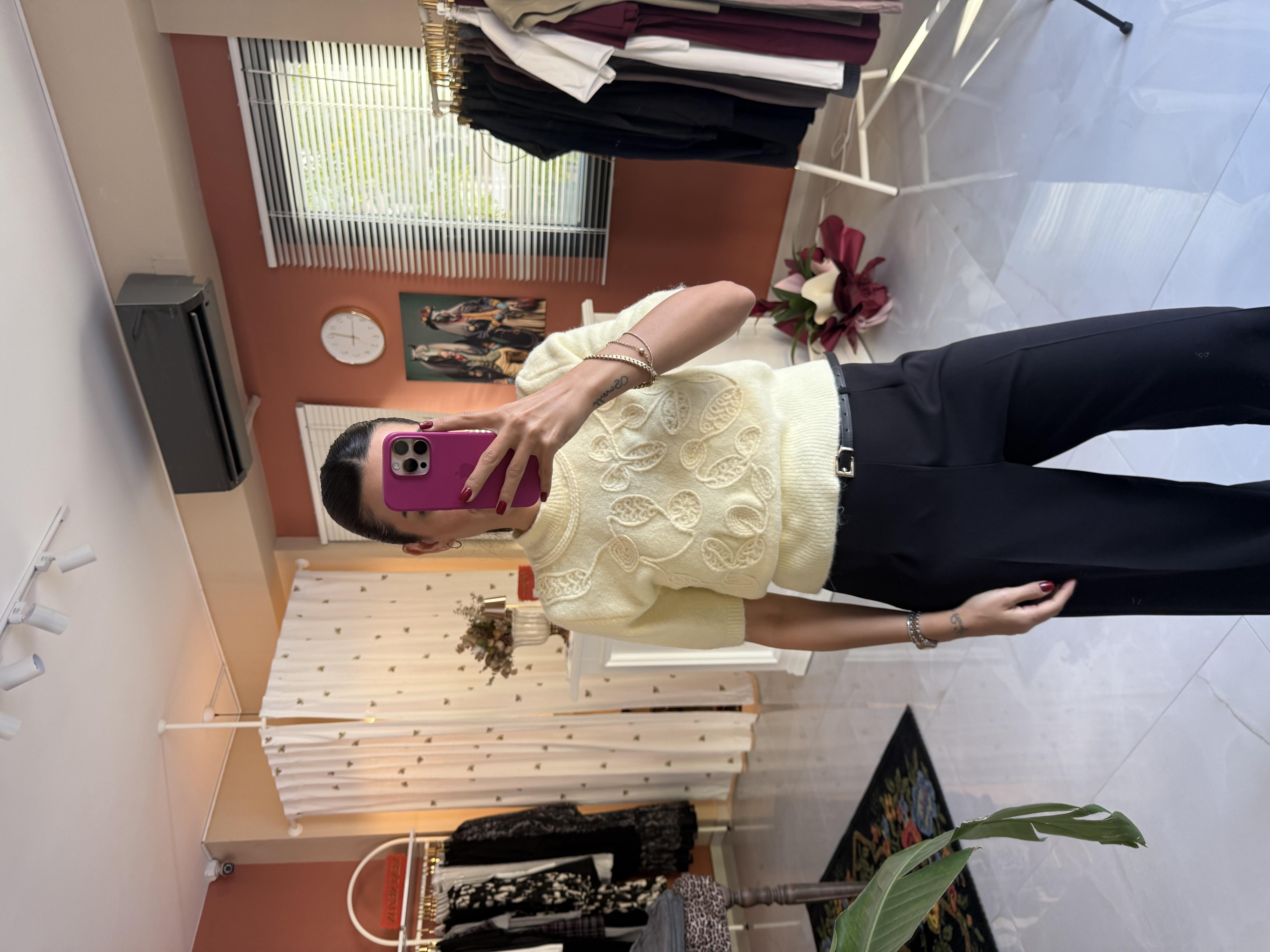 İşlemeli Sarı Triko Kazak