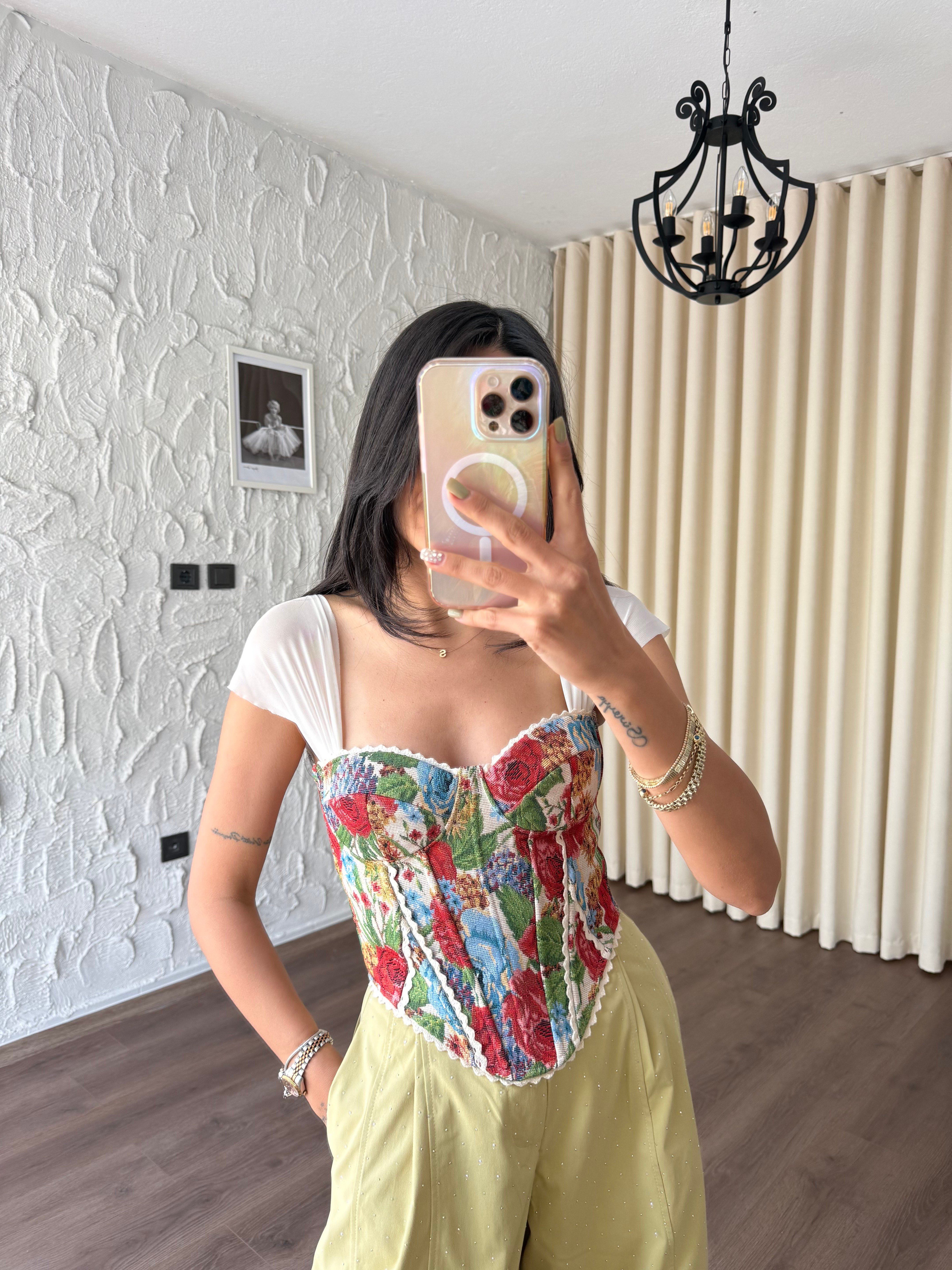 Krem Askılı Kırmızı Desenli Korse