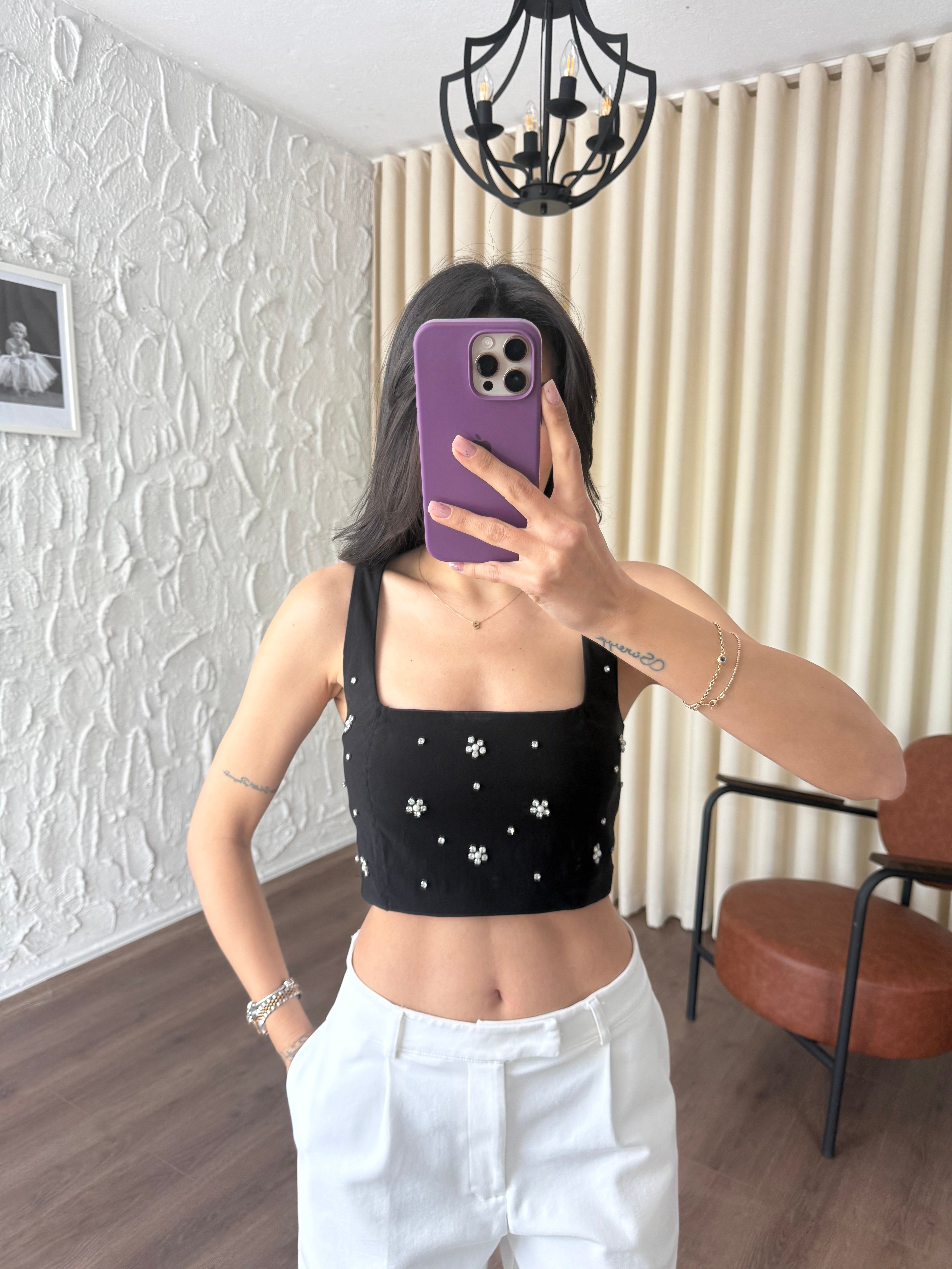 Önü Taşlı Siyah Crop Bluz