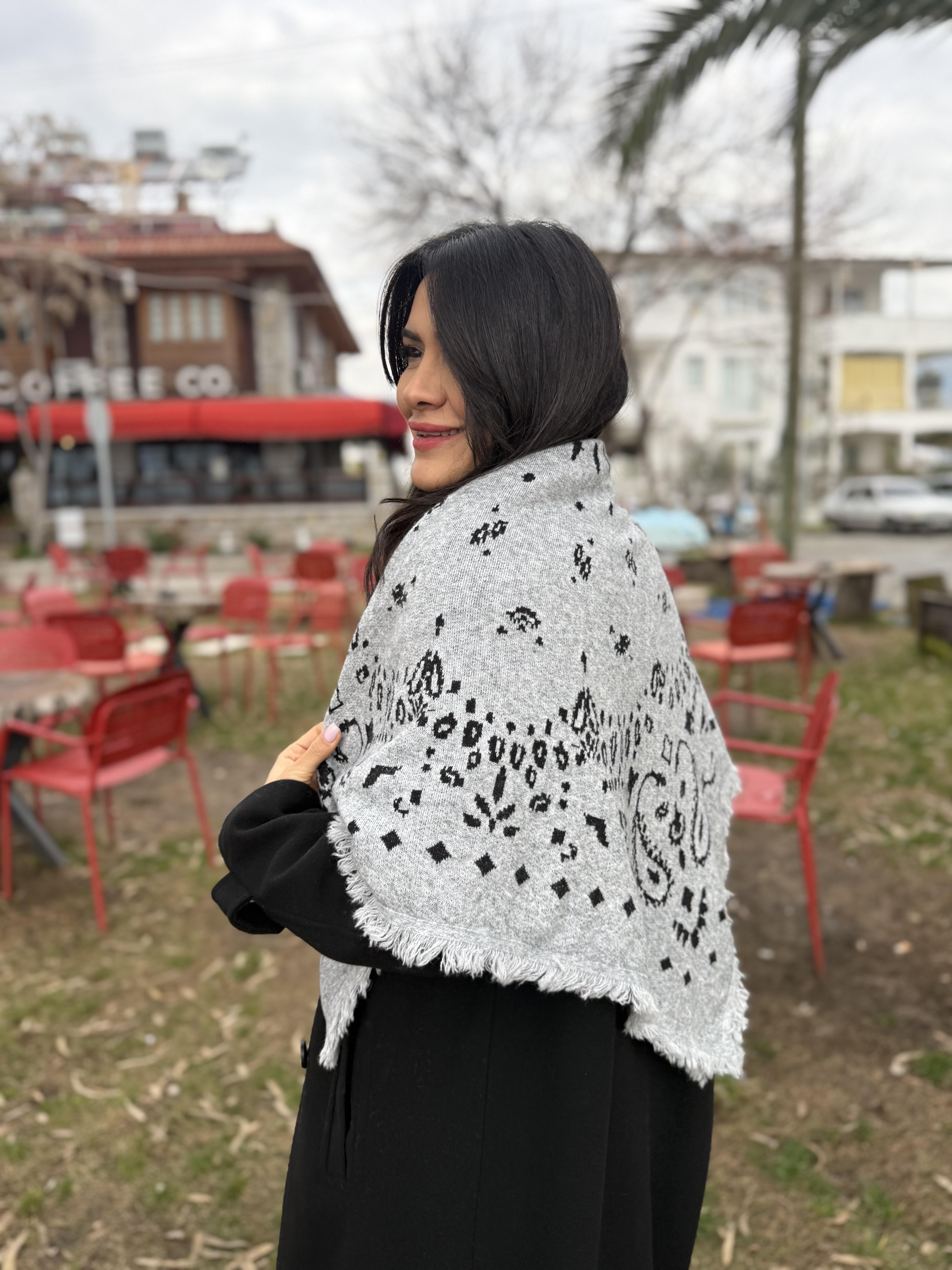 Püsküllü Triko Gri Siyah Şal