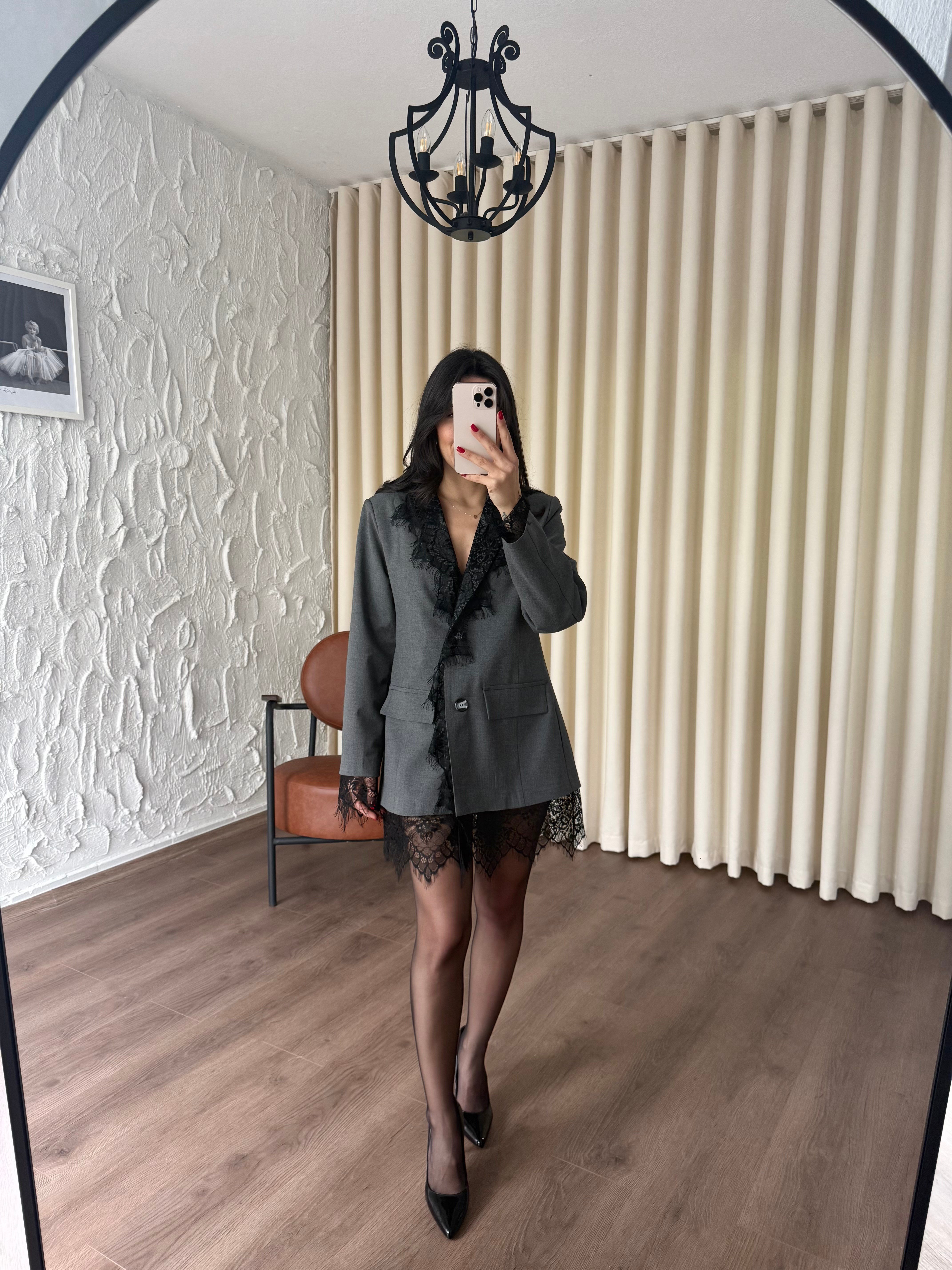 Siyah Dantel Detaylı Gri Ceket