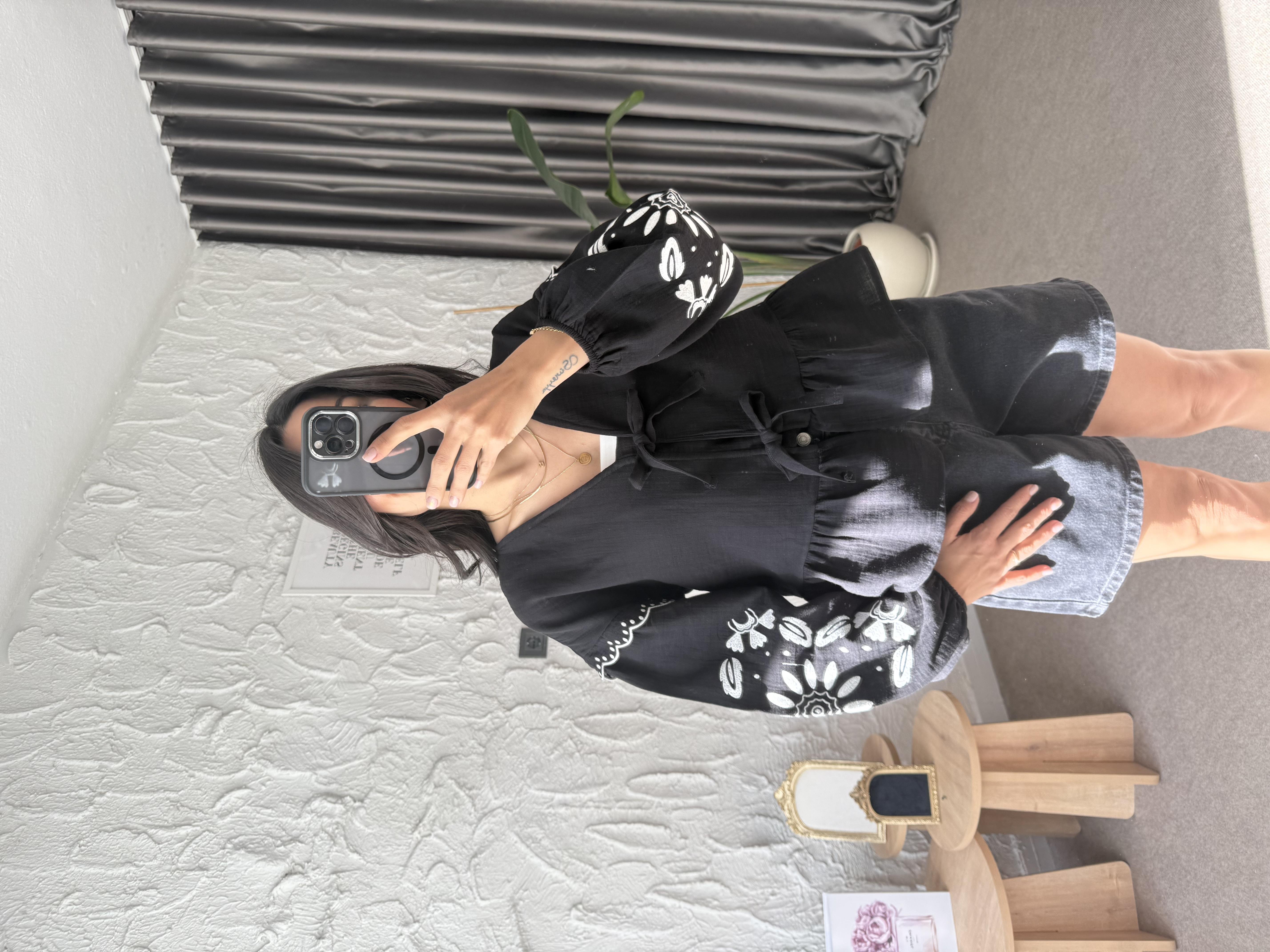 Siyah Nakışlı Uzun Kol Müslin Bluz