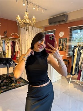Kolsuz Boyunlu Siyah Bluz