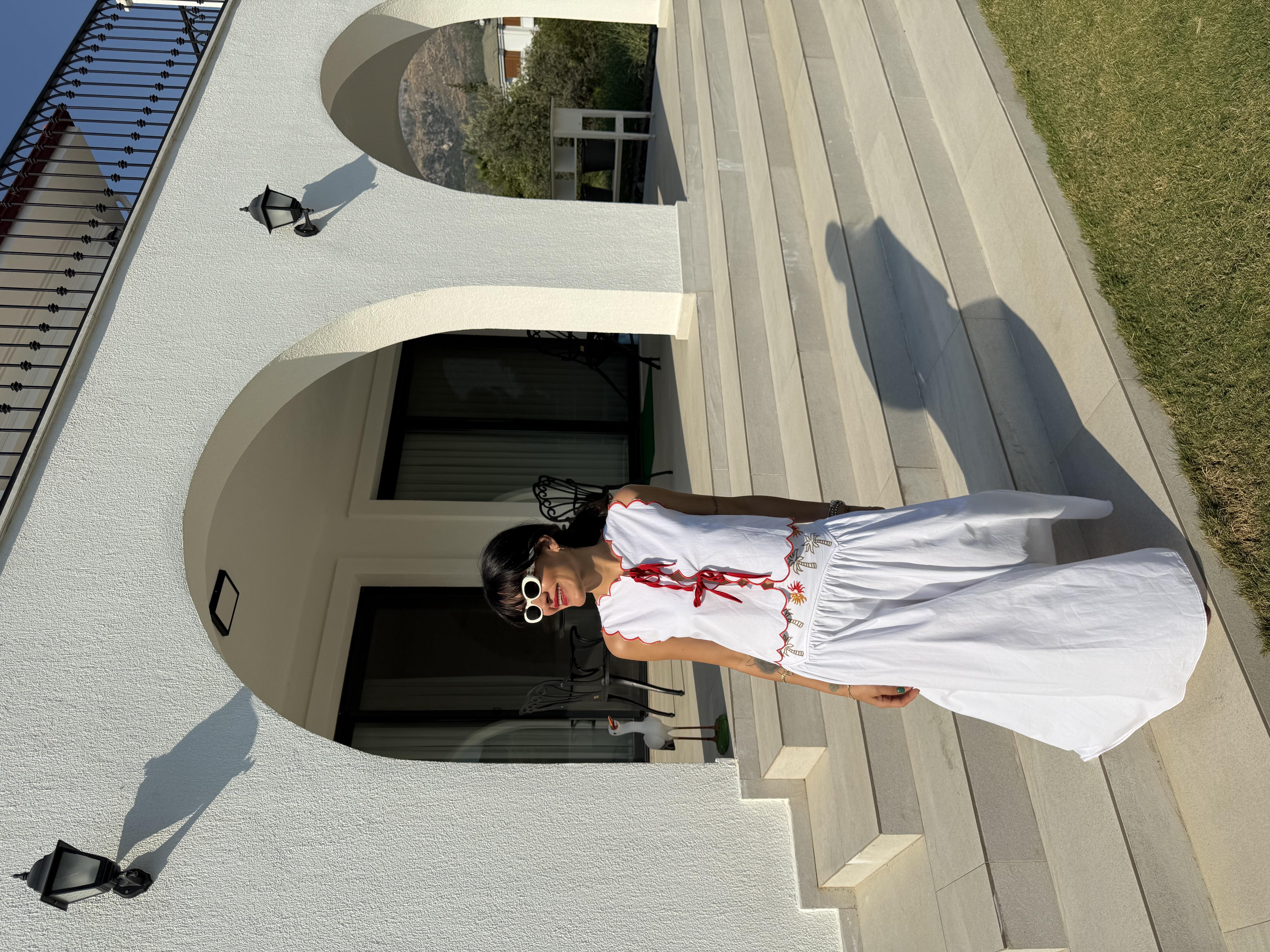 Beyaz Nakış İşlemeli Sırt Bağlamalı Bluz Etek 