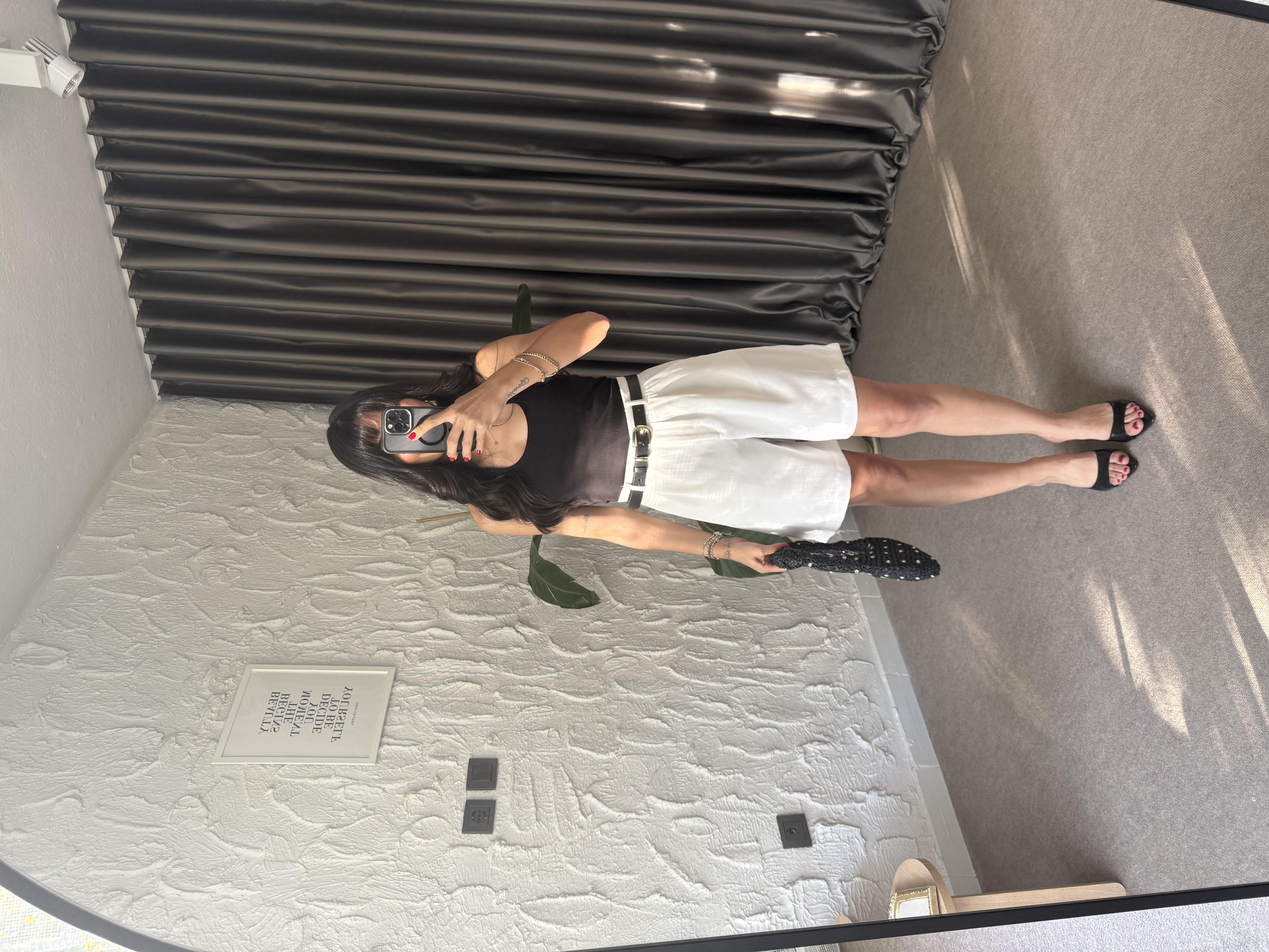 Beyaz Pile Detaylı Tensel Şort