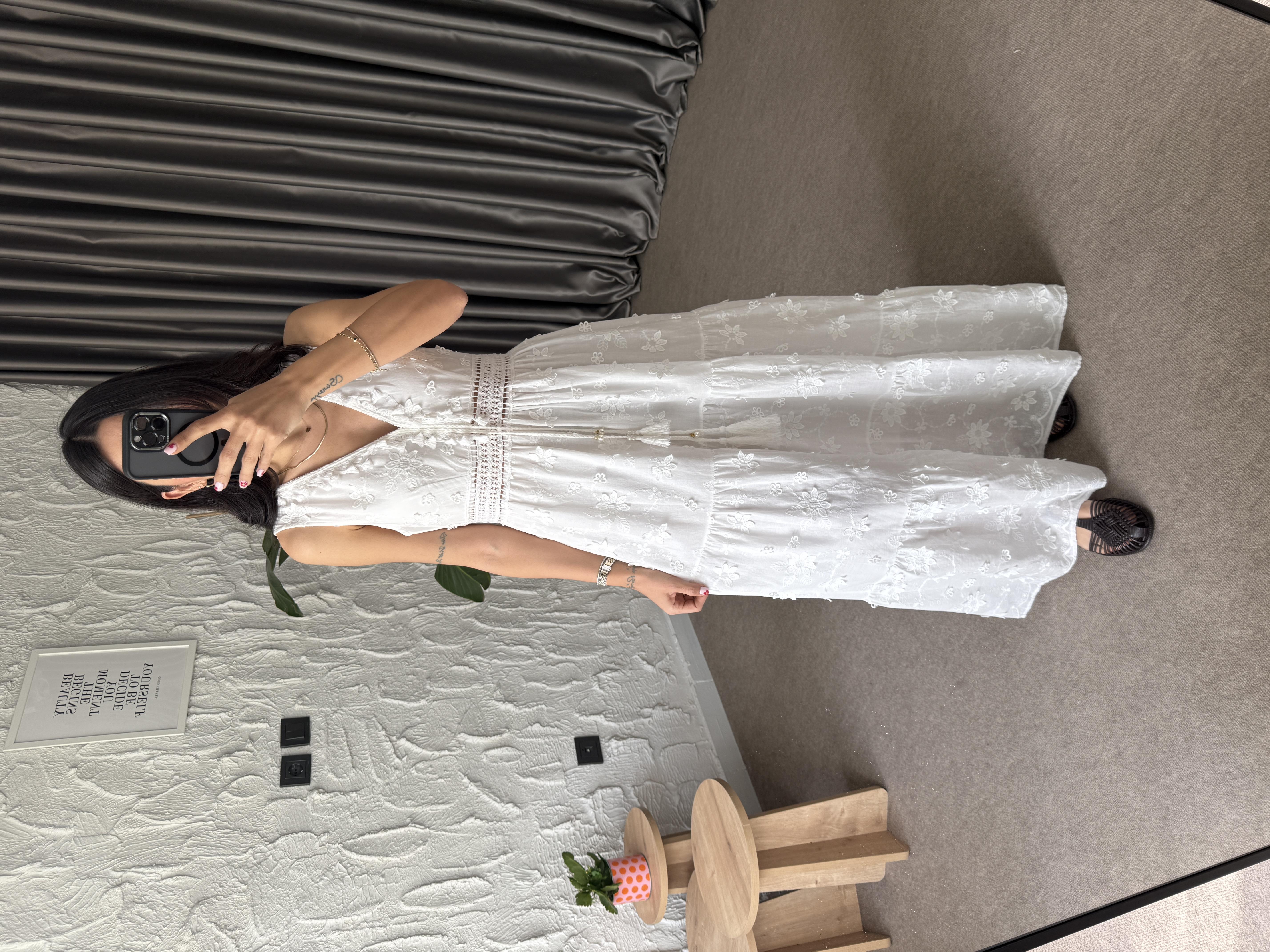 Çiçek Güpürlü V Yaka Elbise