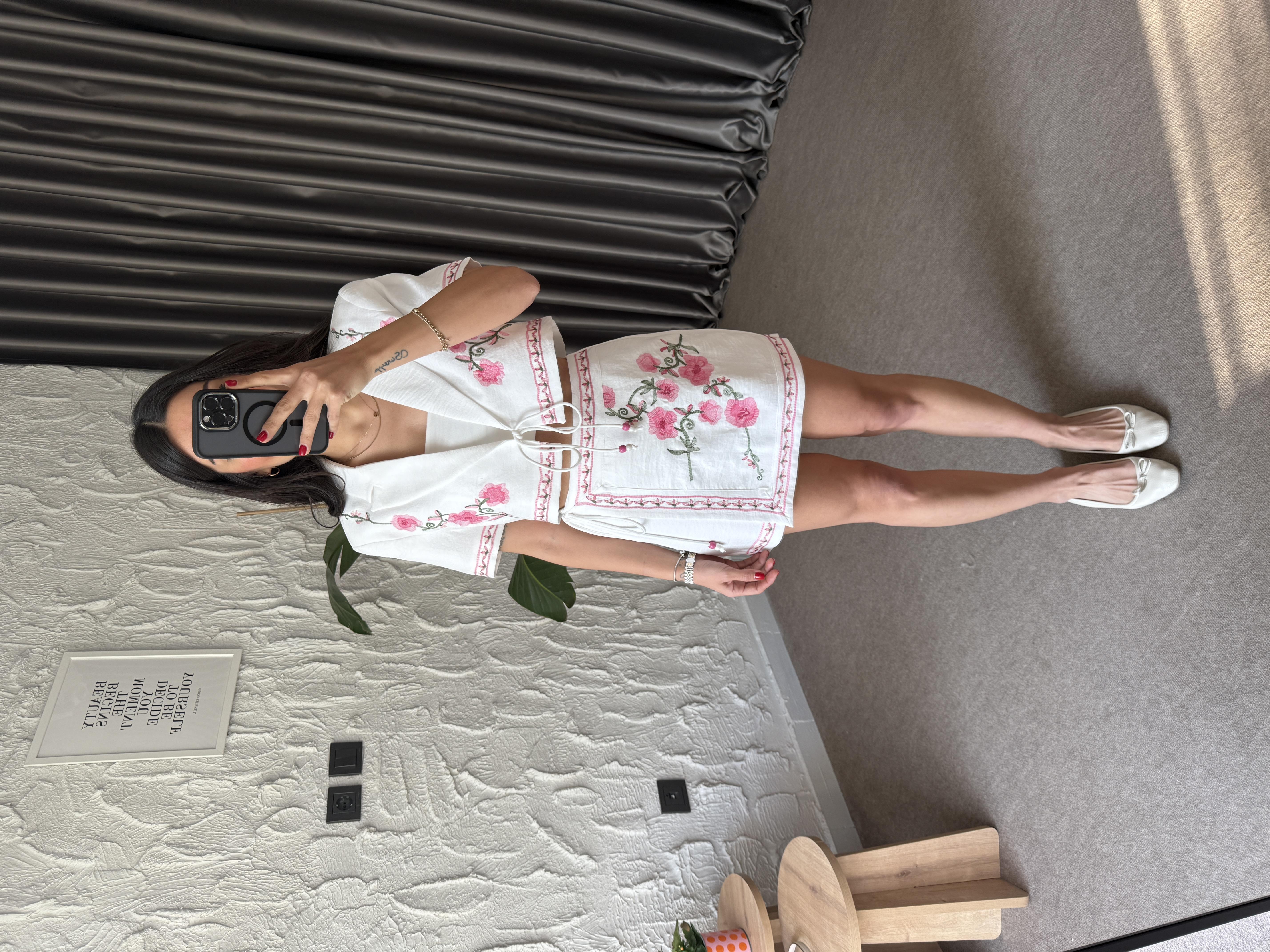 Çiçek Nakış İşlemeli Ekru Ceket