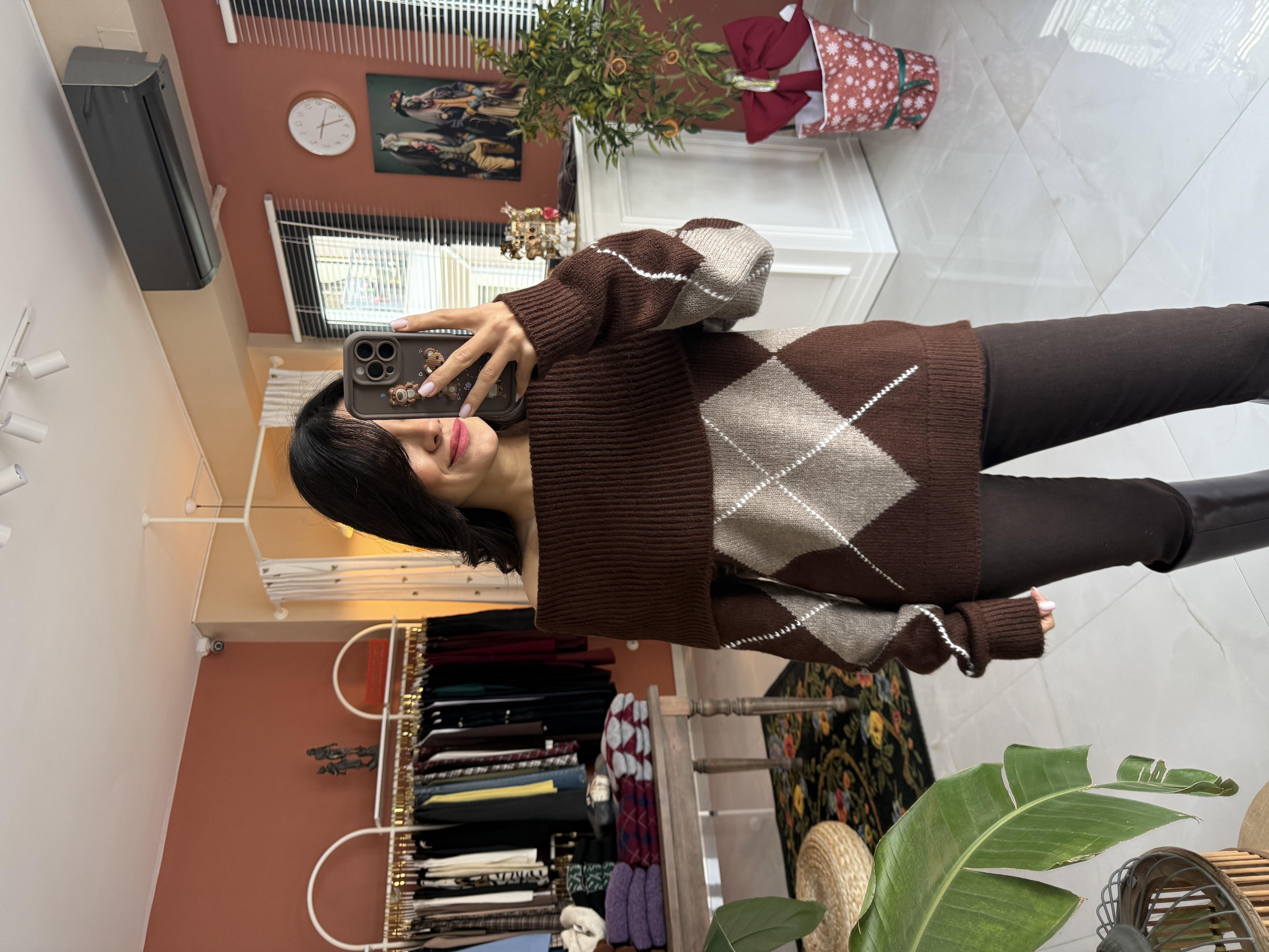 Dolce Baklava Desenli Madonna Yaka Kahve Kazak