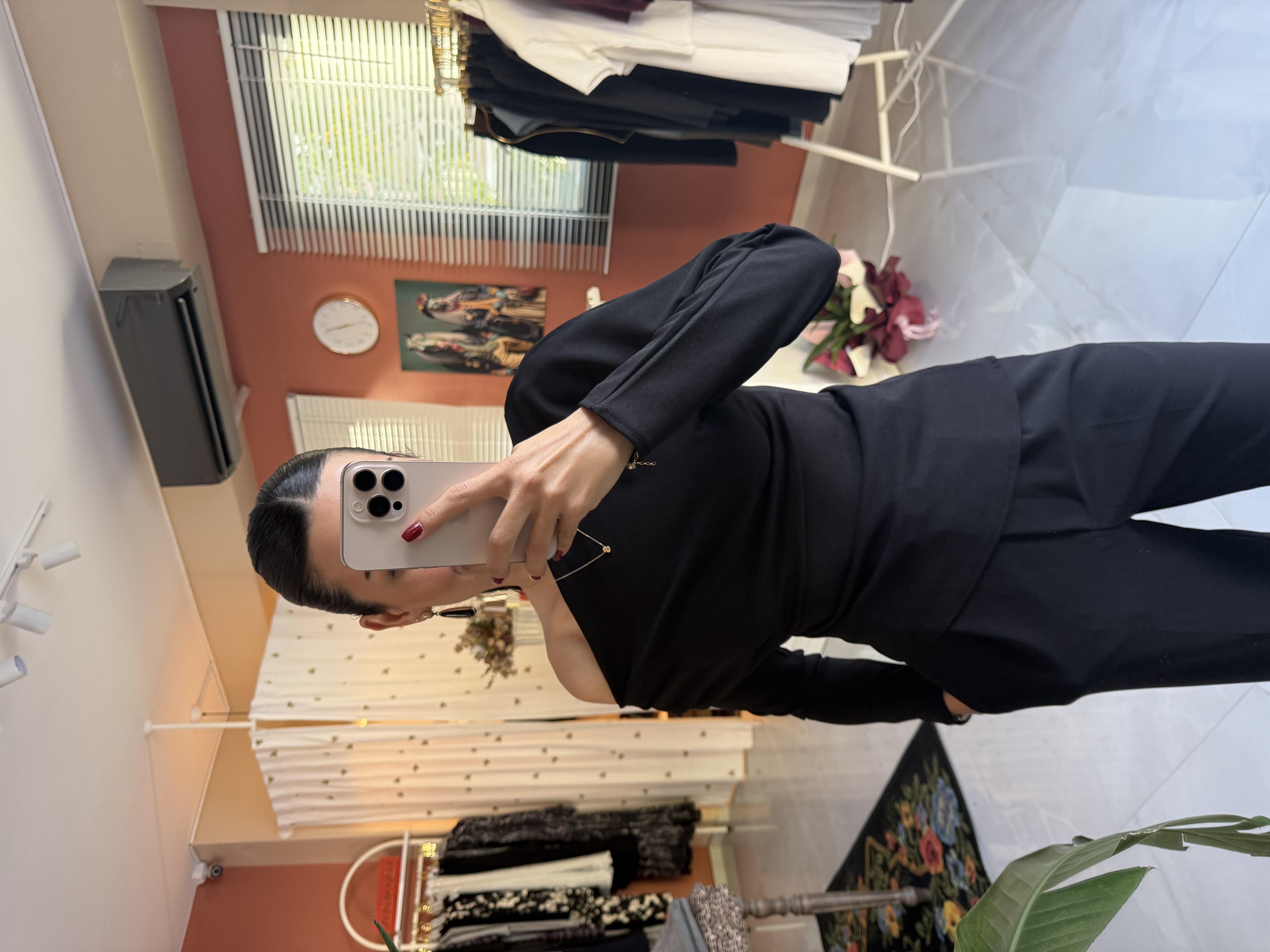 Düşük Omuz Drape Detaylı Siyah Bluz · 4
