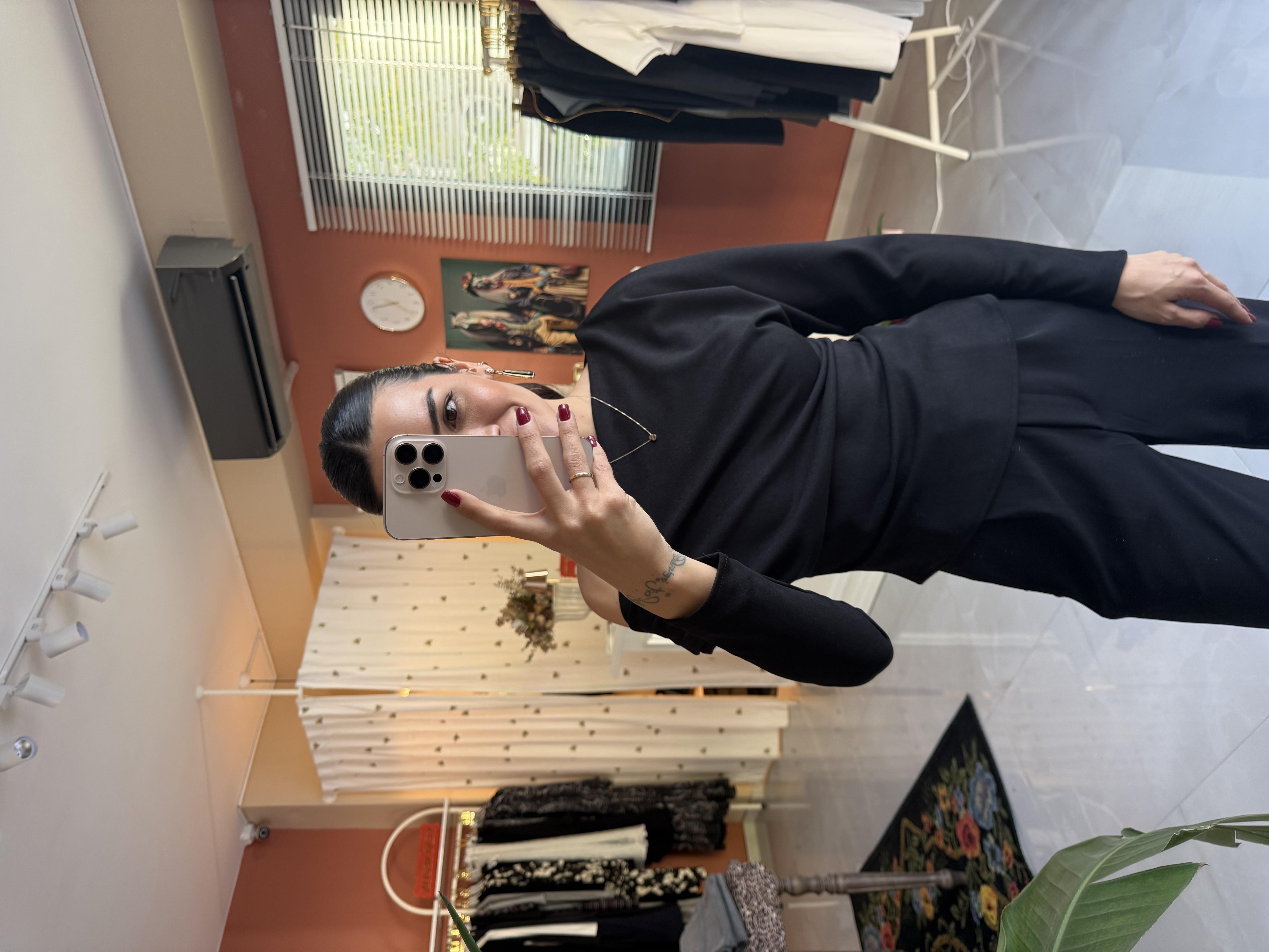 Düşük Omuz Drape Detaylı Siyah Bluz · 3