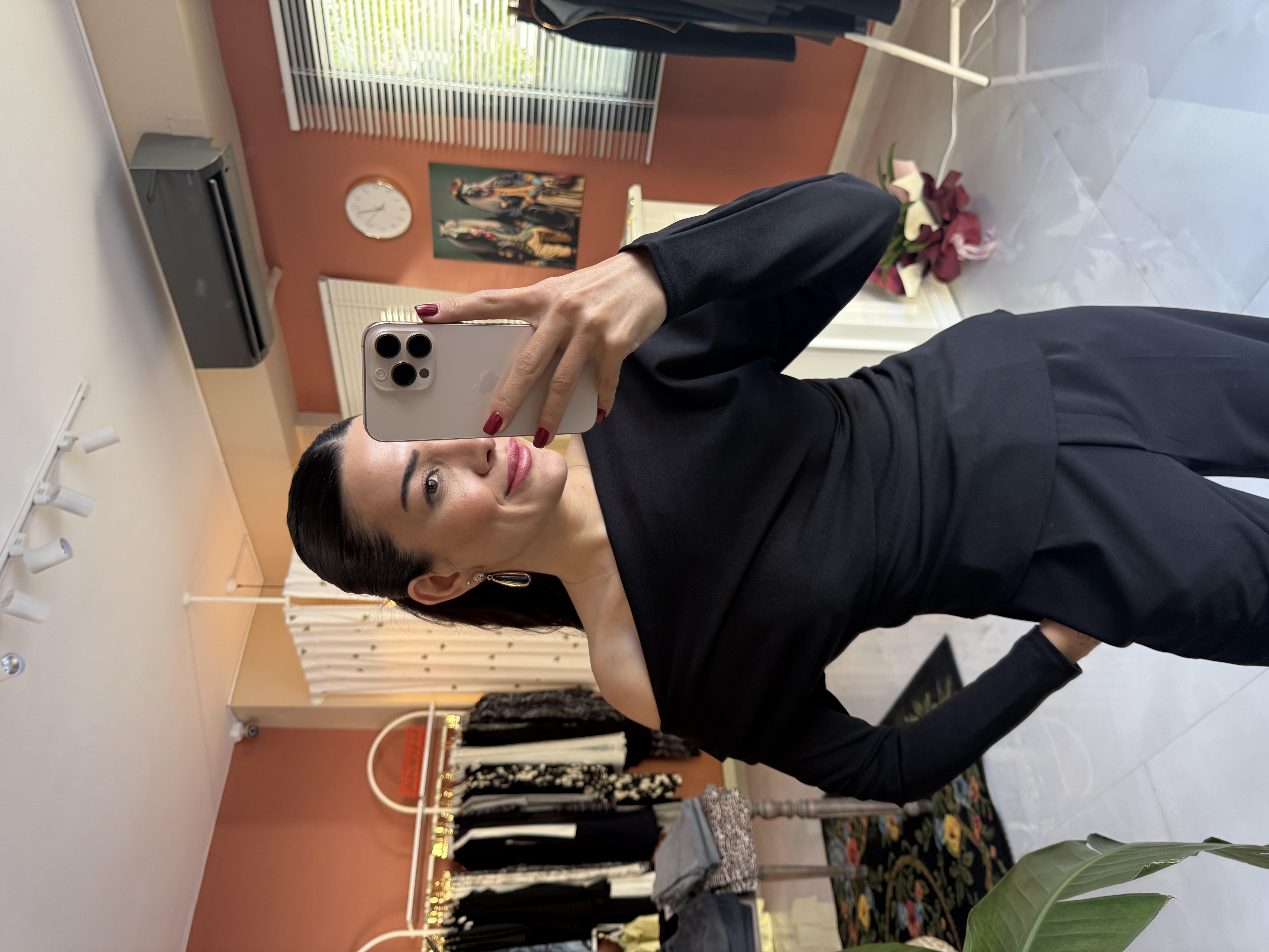 Düşük Omuz Drape Detaylı Siyah Bluz · 2