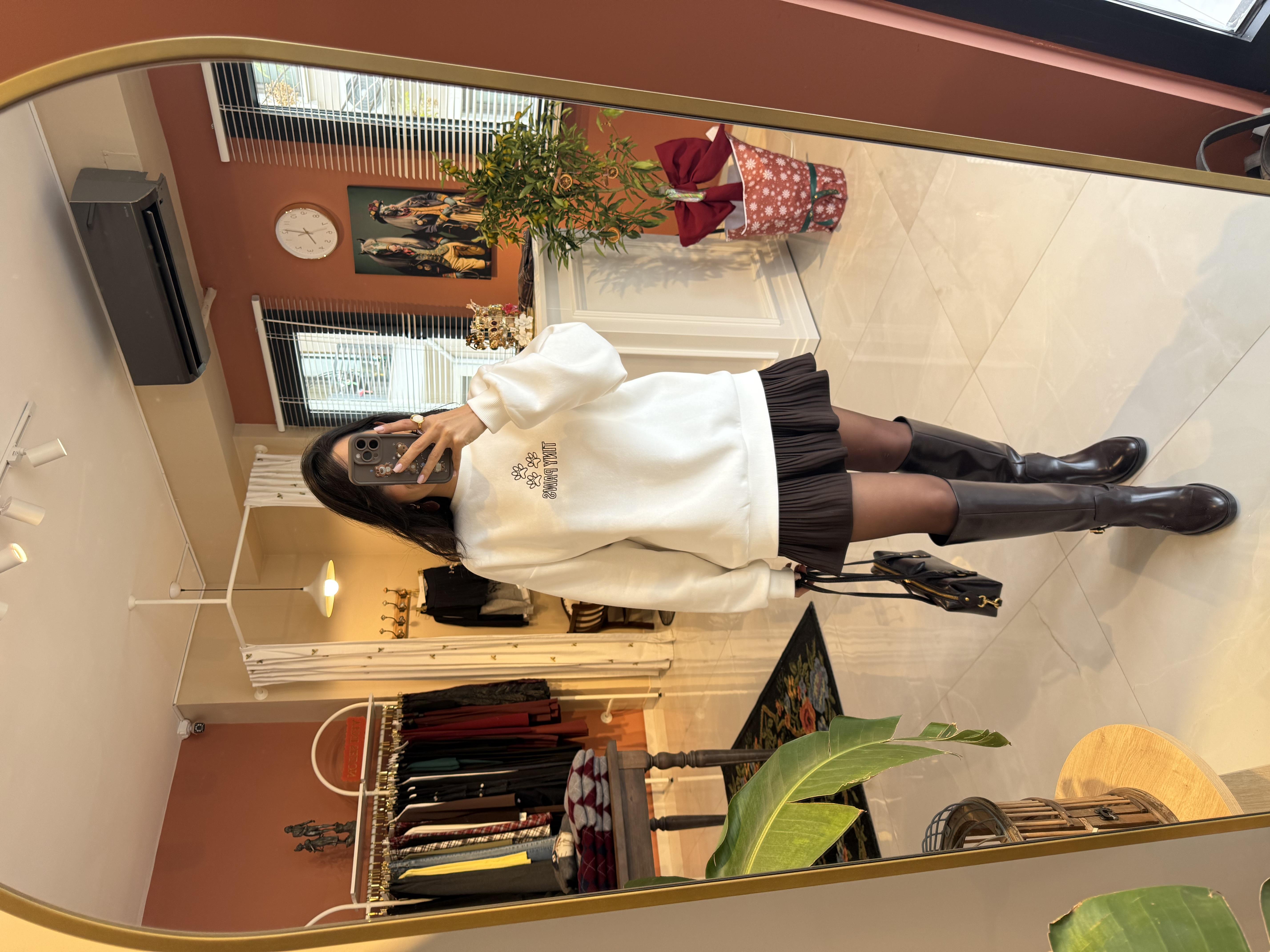 Ekru Arkası Köpek Baskı ve Nakışlı Sweatshirt