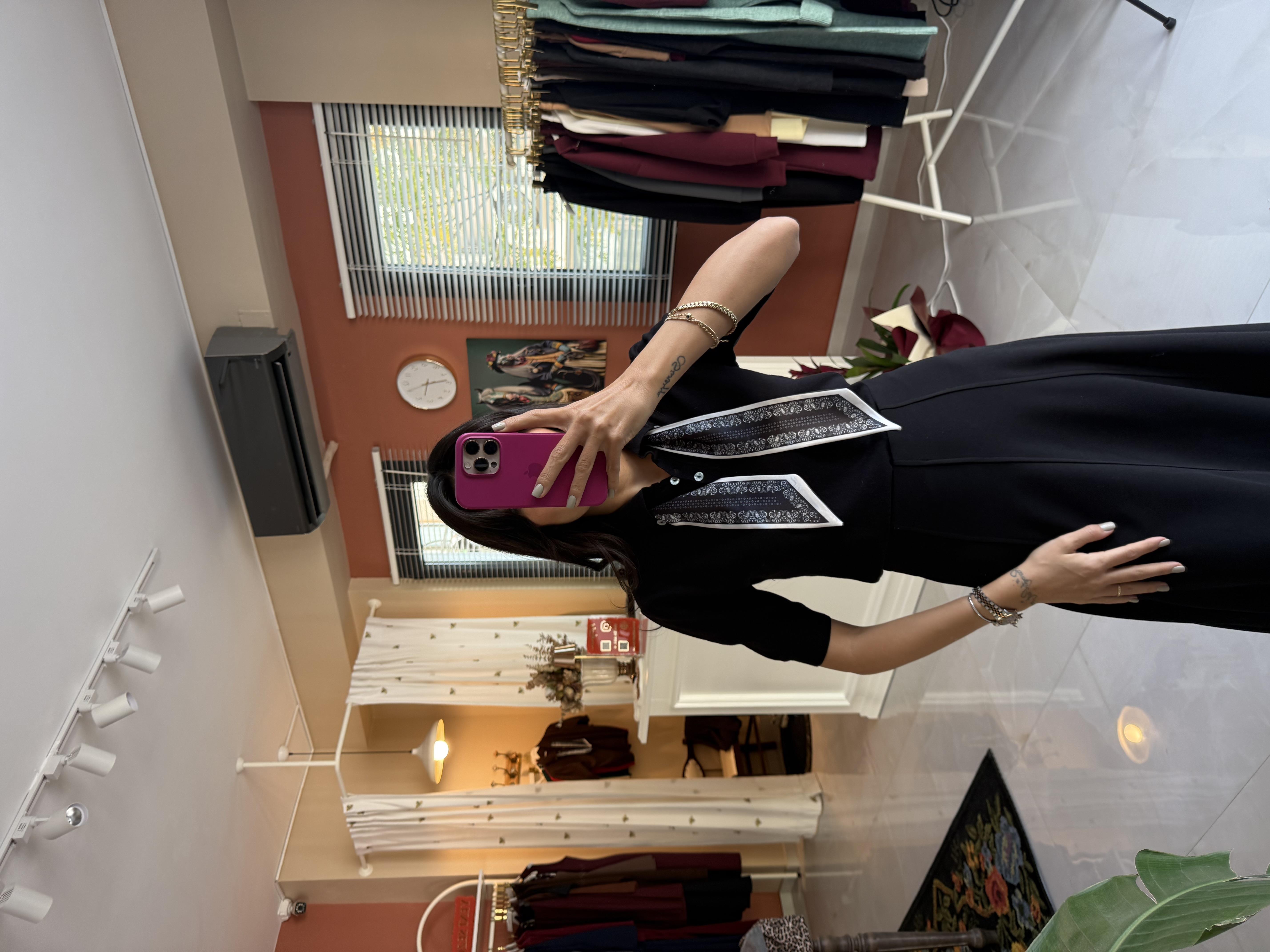 Hang Fularlı Siyah Triko Kazak