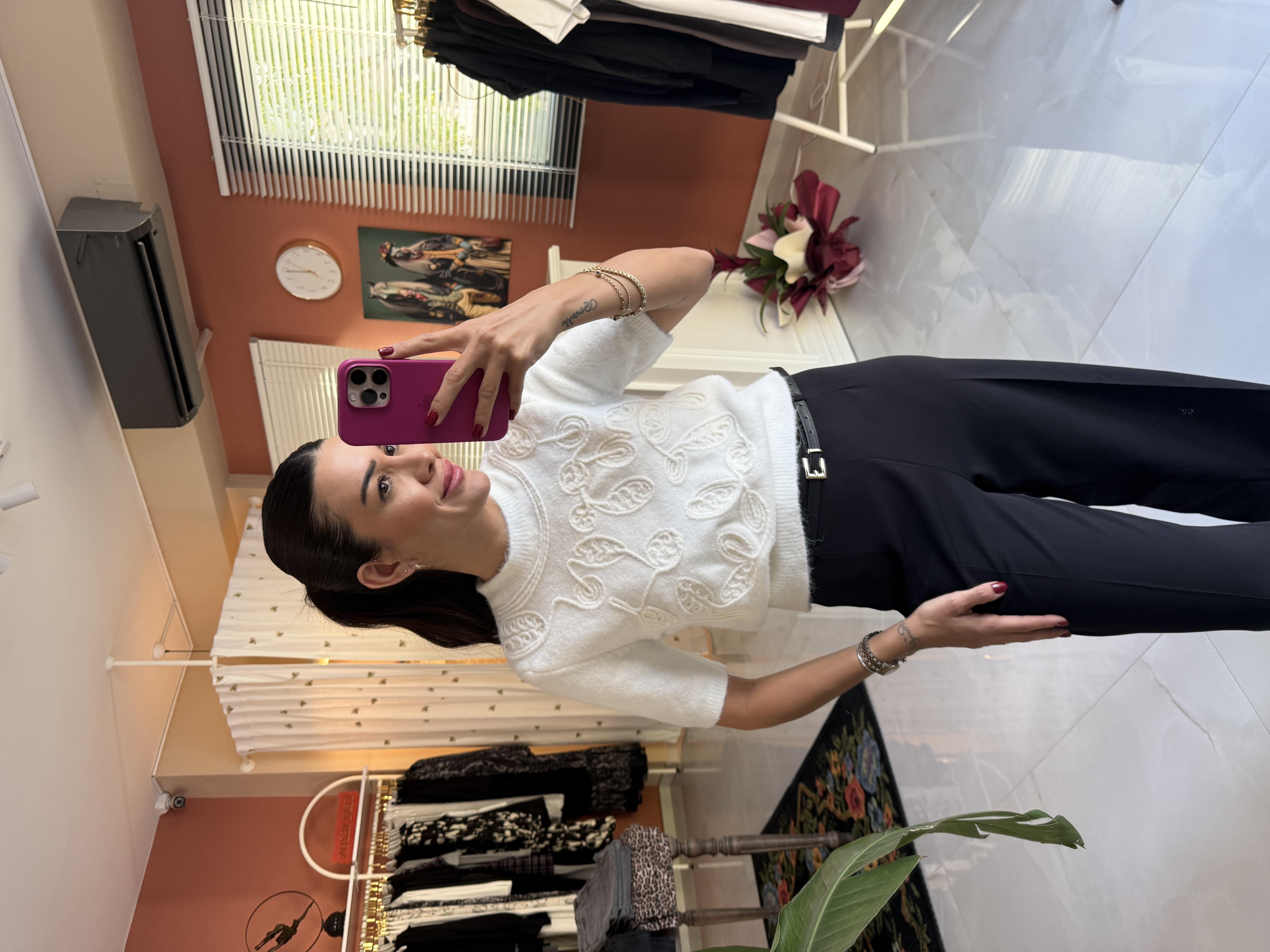 İşlemeli Ekru Triko Kazak