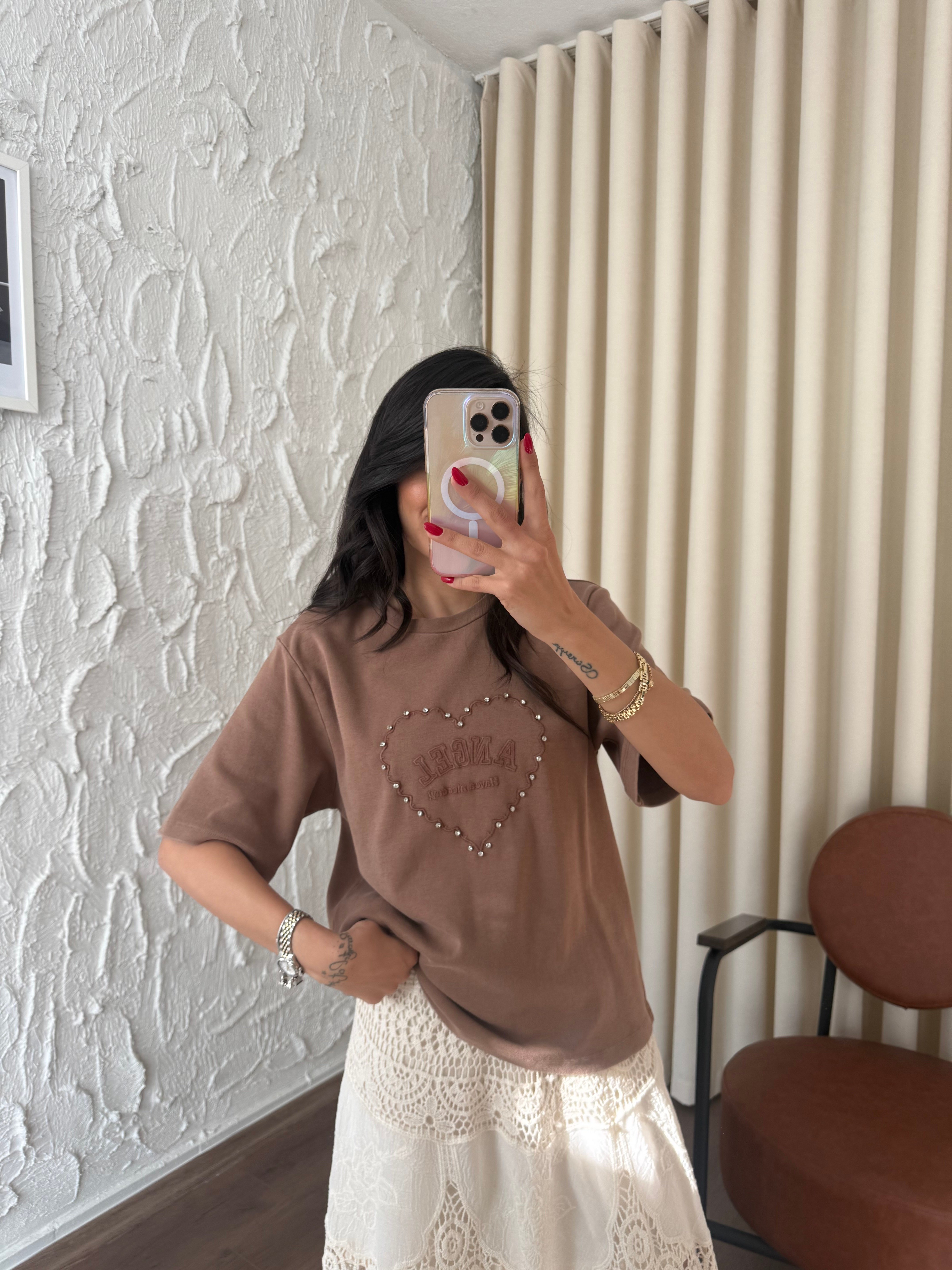 Kalp Nakışlı Kahve Tshirt