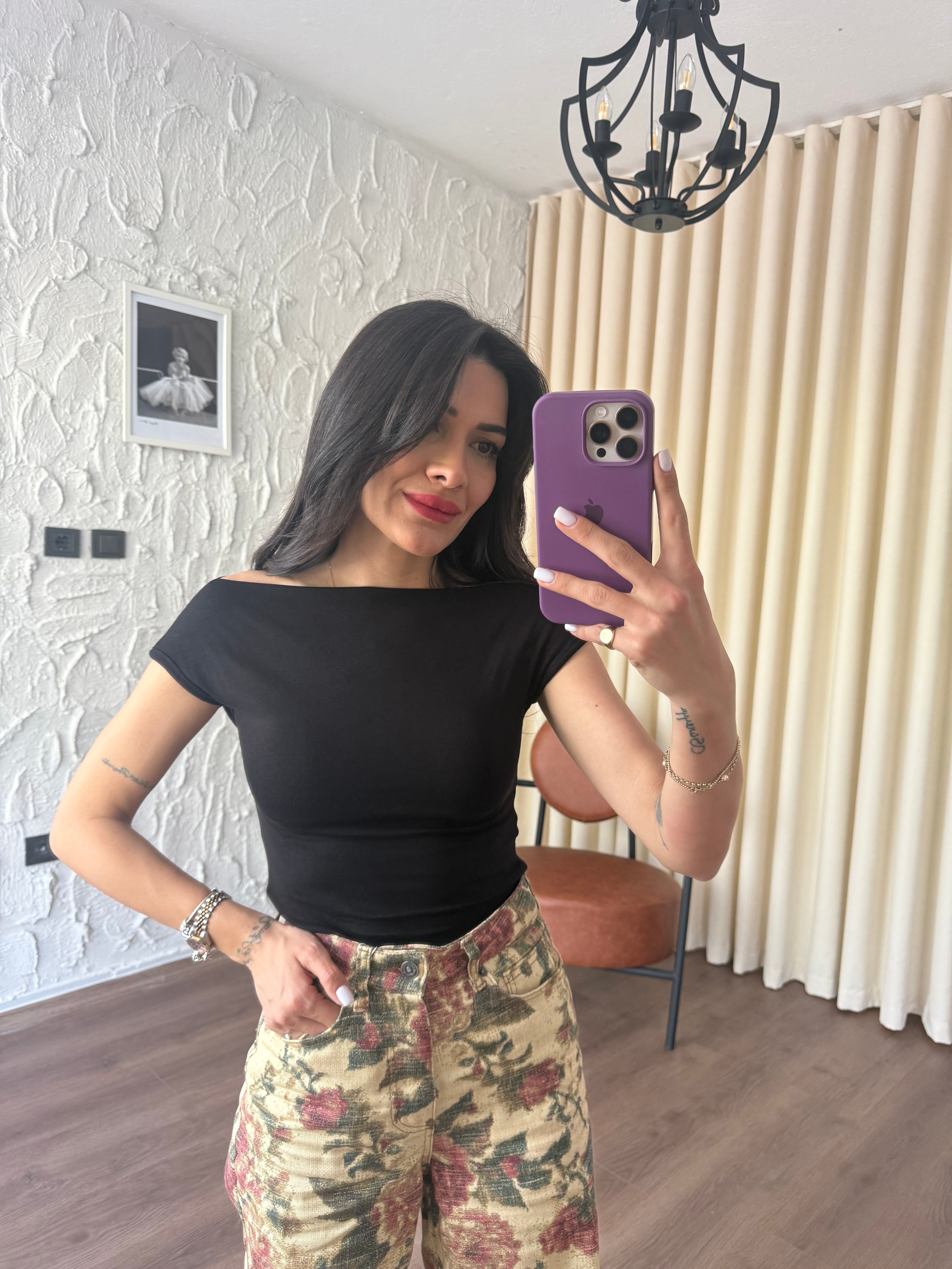 Kayık Yaka Siyah Bluz