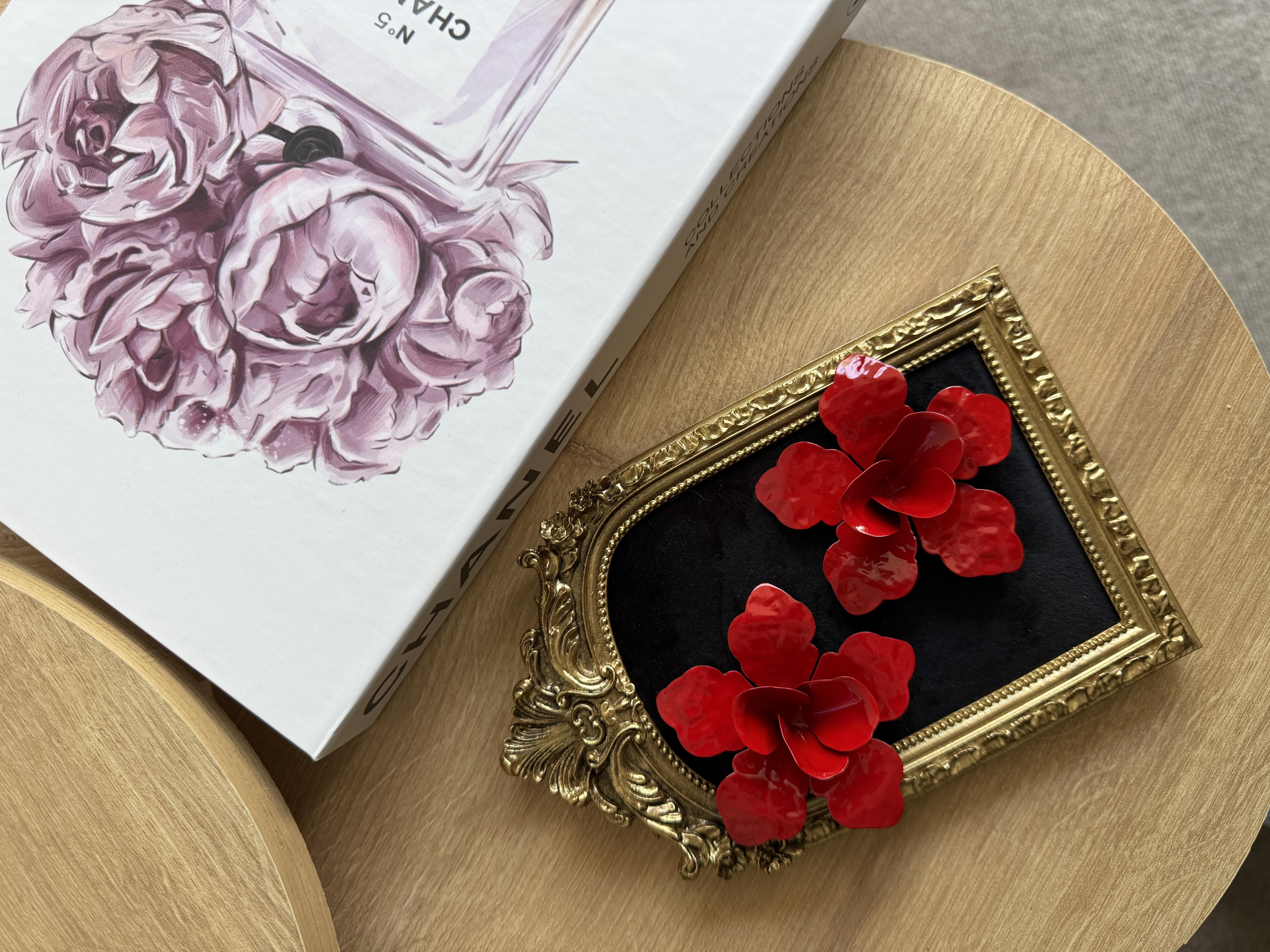 Kırmızı Marka Model Çiçek Küpe