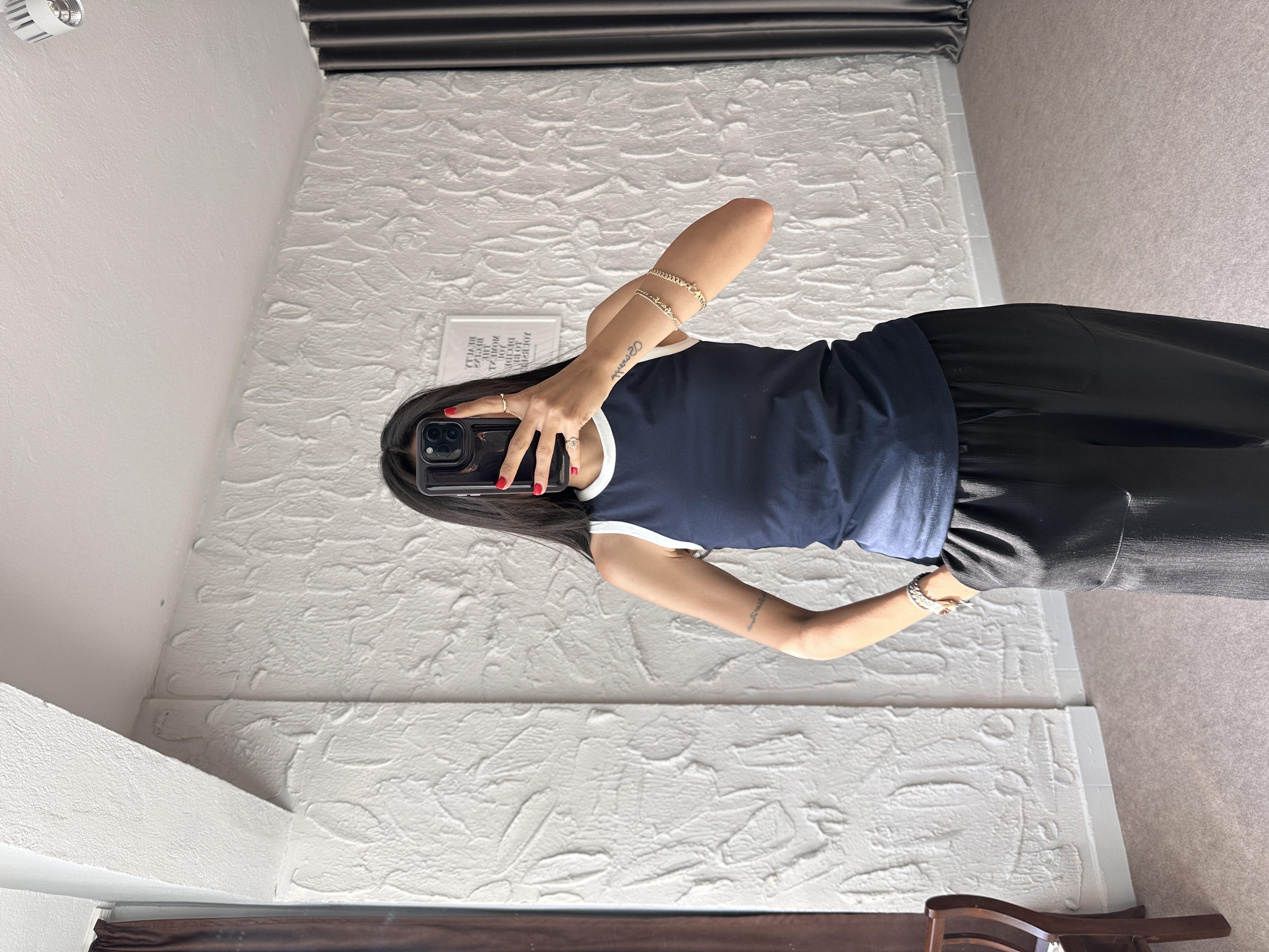 Beyaz Biyeli Lacivert Kolsuz Body · 3