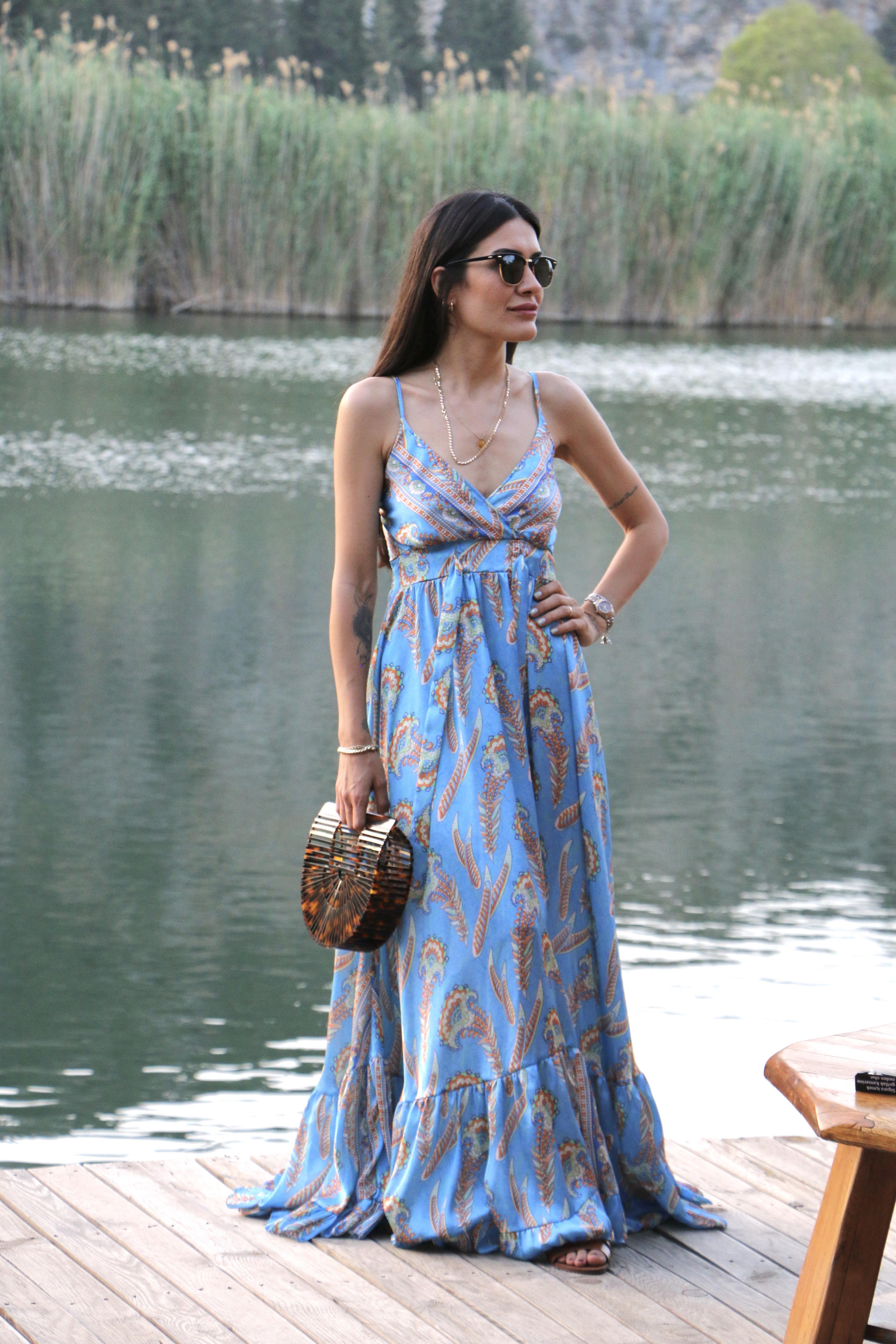 Mavi Şal Desen Uzun Saten Elbise