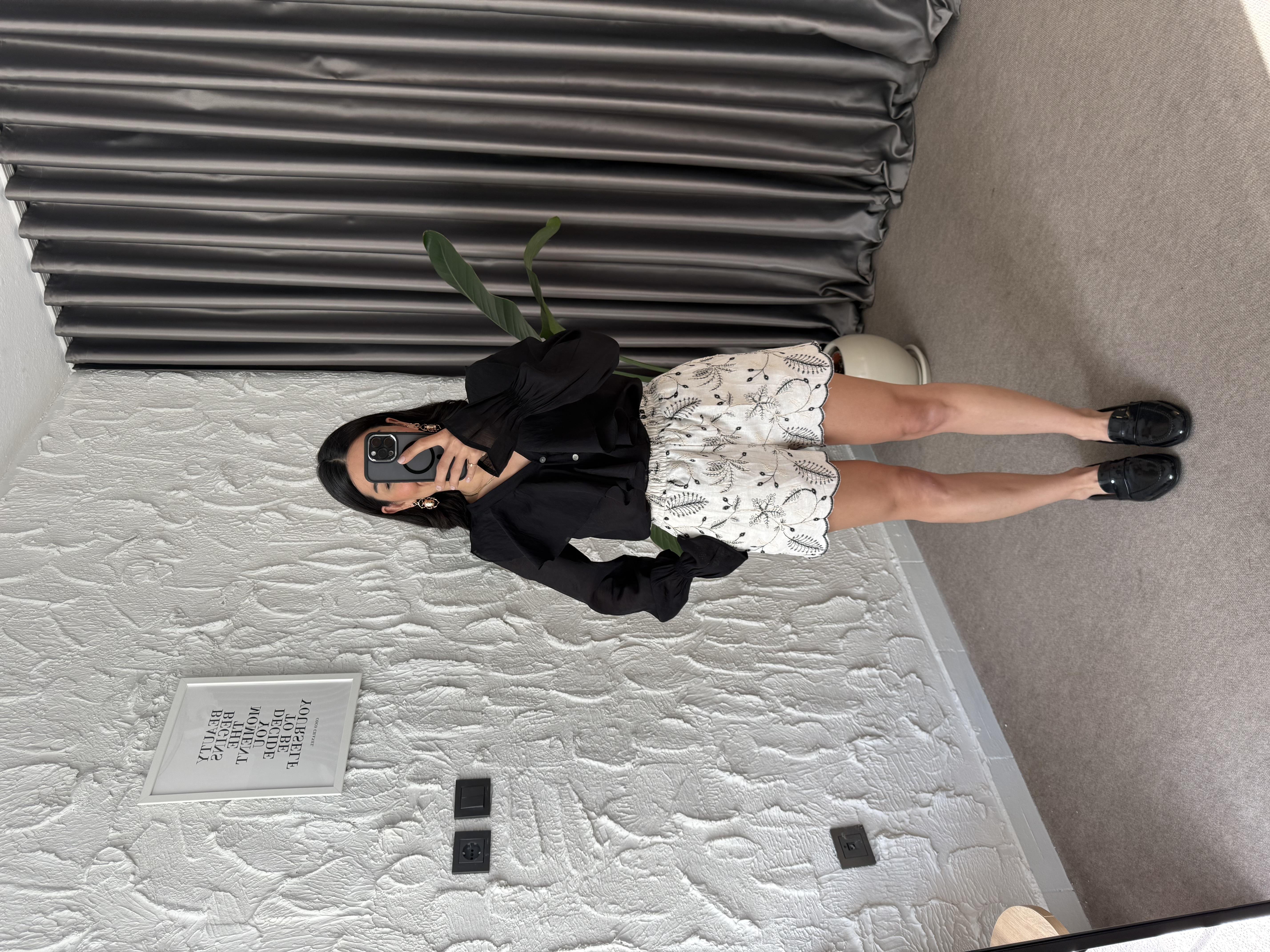 Nakış İşlemeli Beli Lastikli Keten Şort