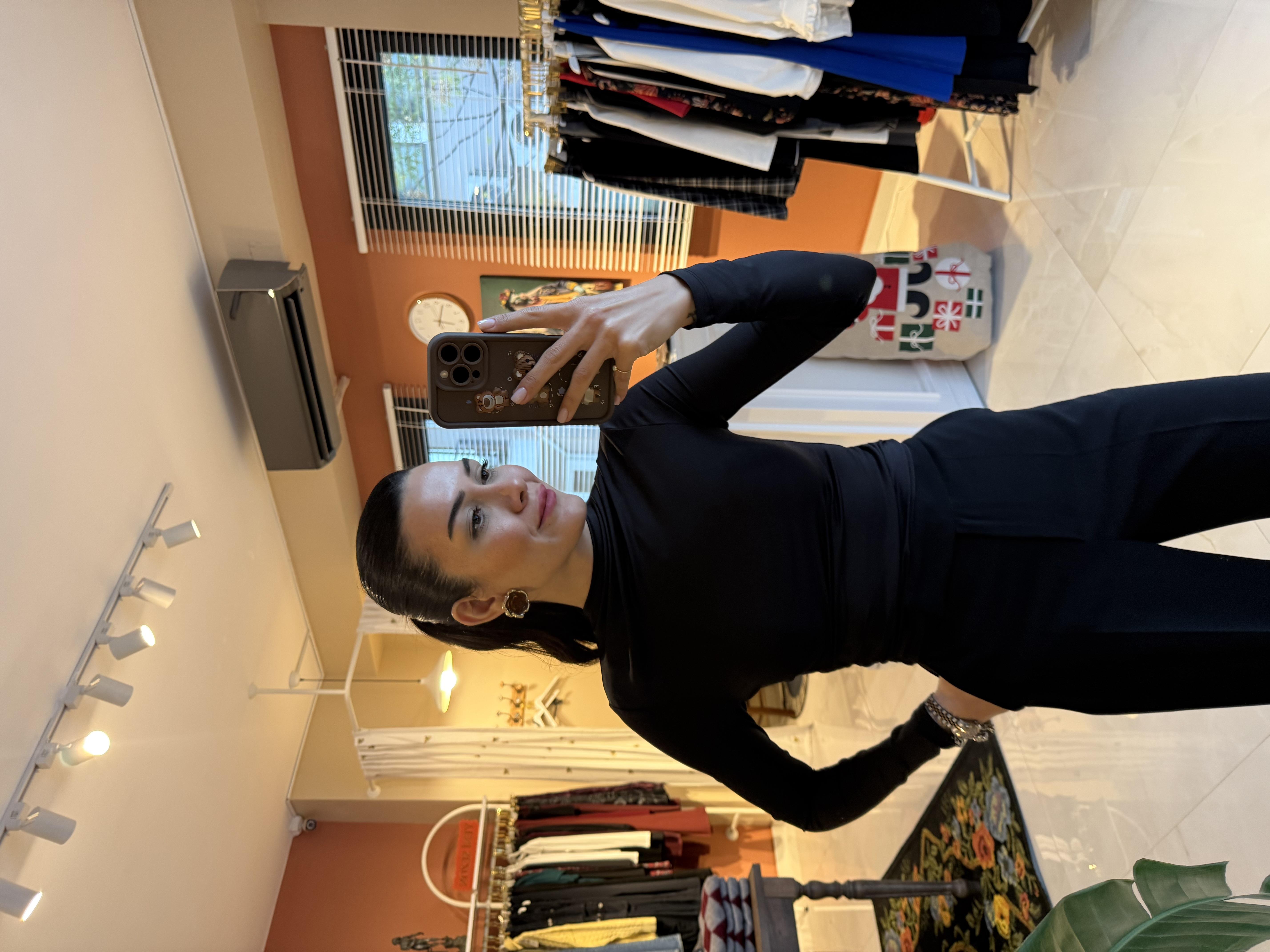 Önü Büzgü Detaylı Siyah Bluz