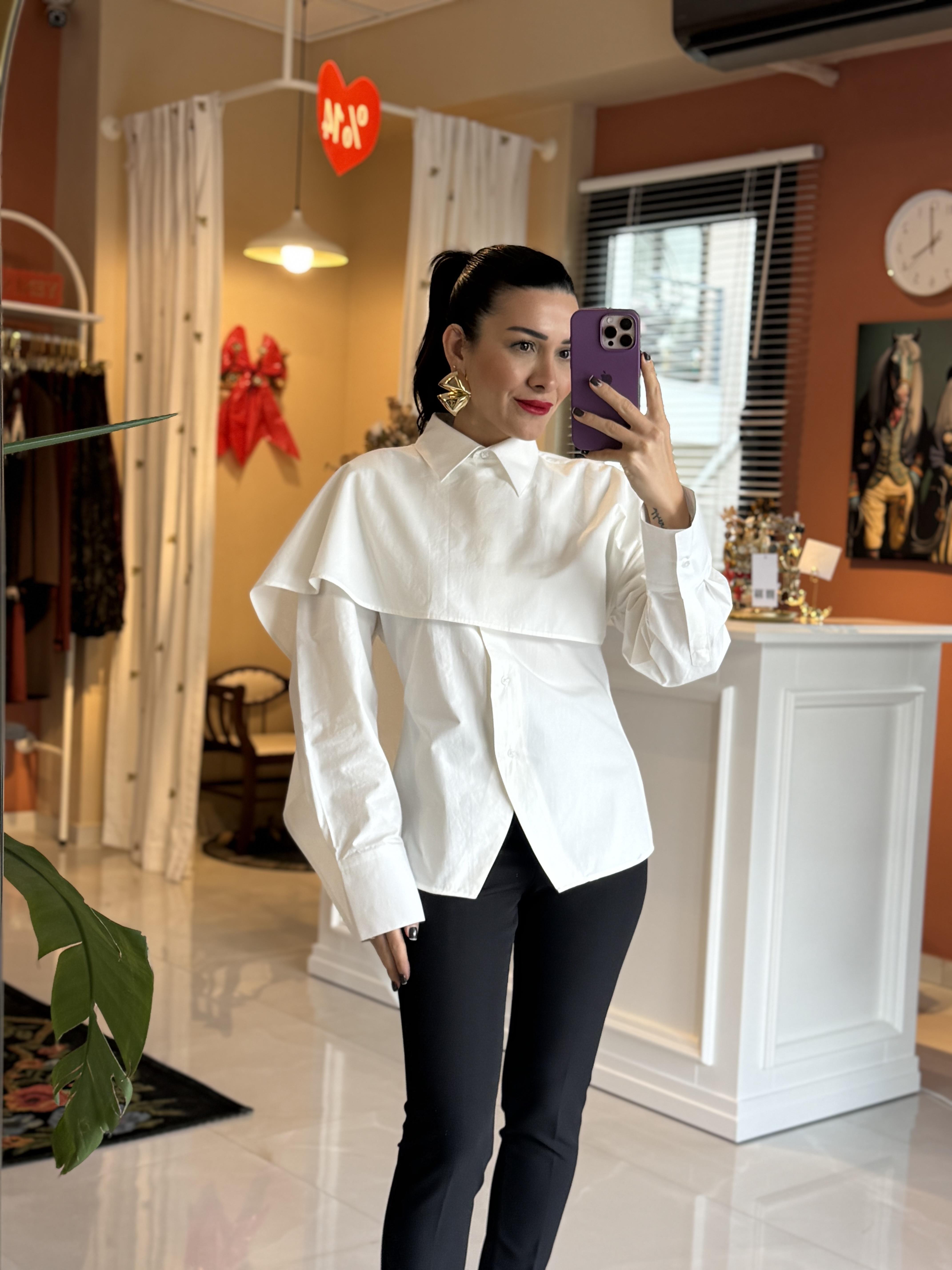 Pelerinli Beyaz Gömlek