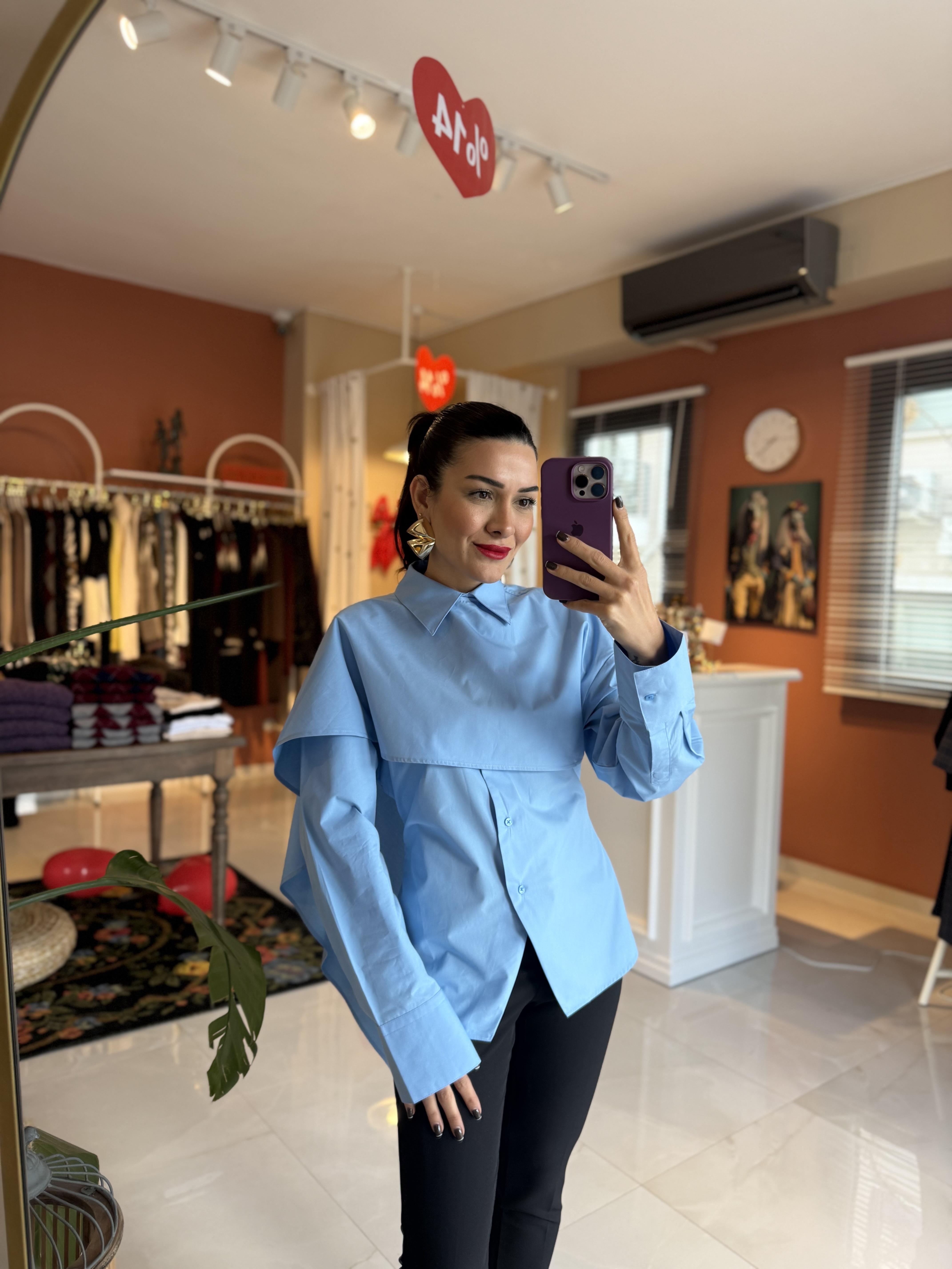 Pelerinli Mavi Gömlek