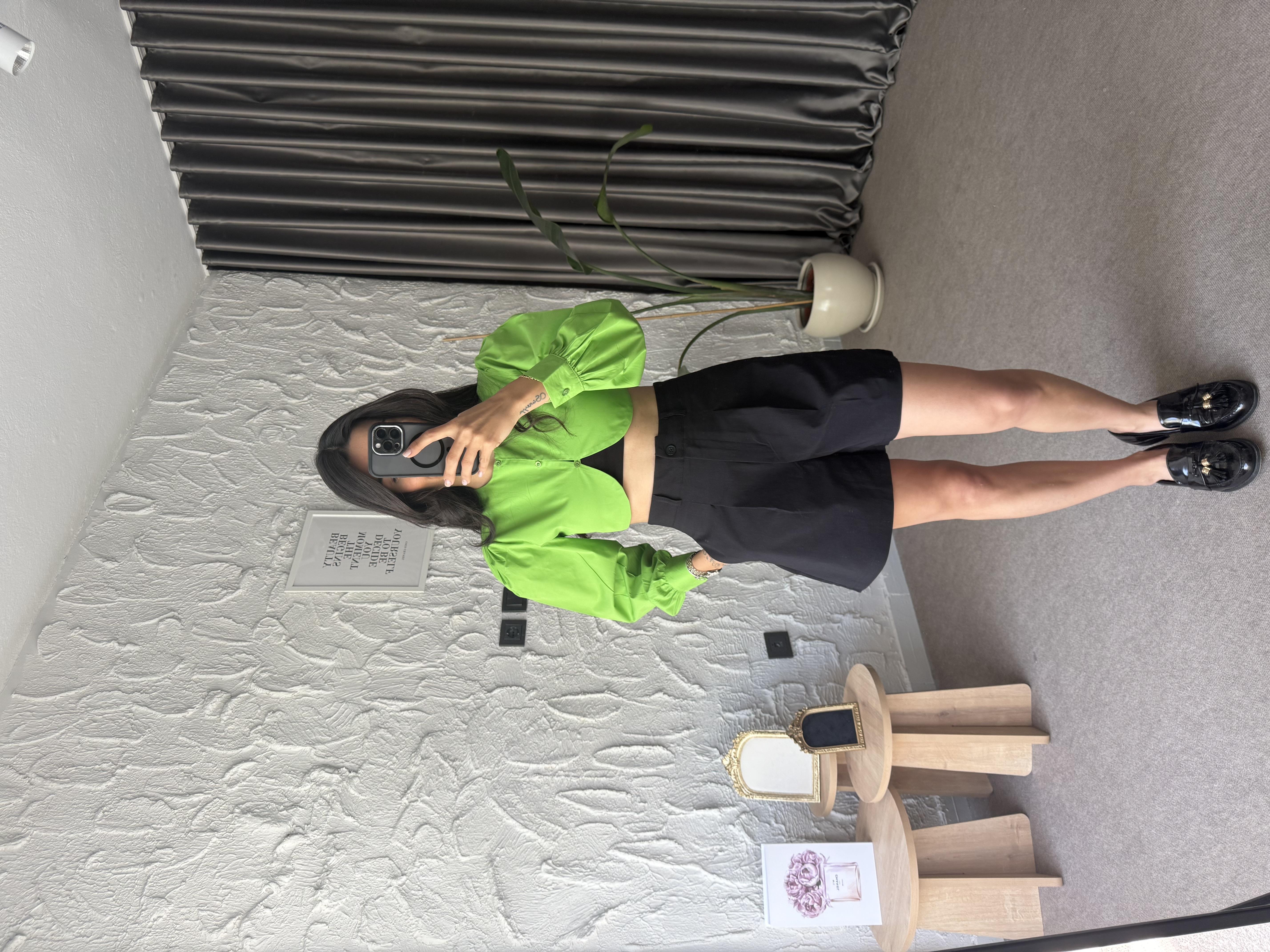 Pile Detay Siyah Kumaş Şort 