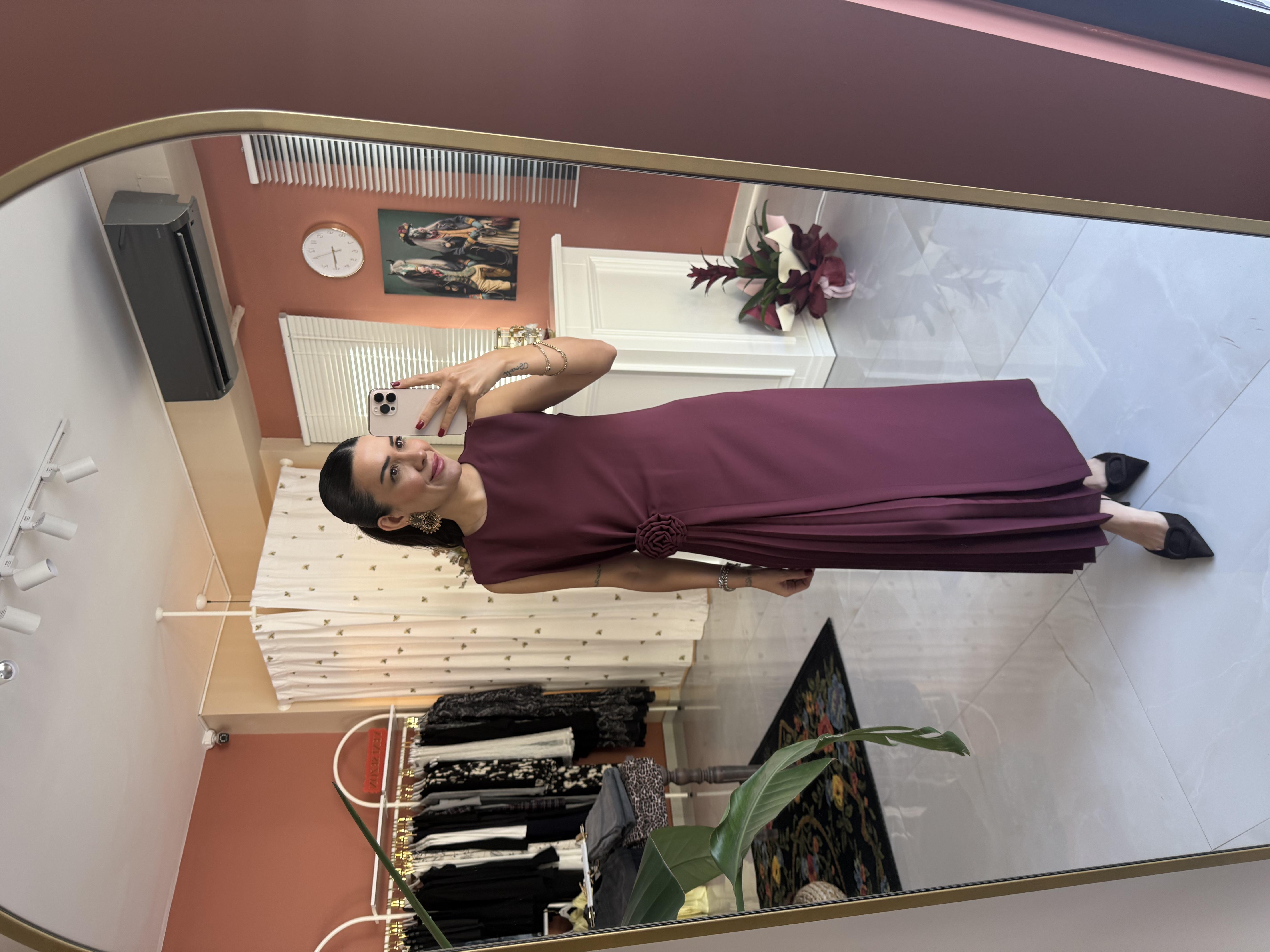 Piliseli Gül Broşlu Bordo Elbise