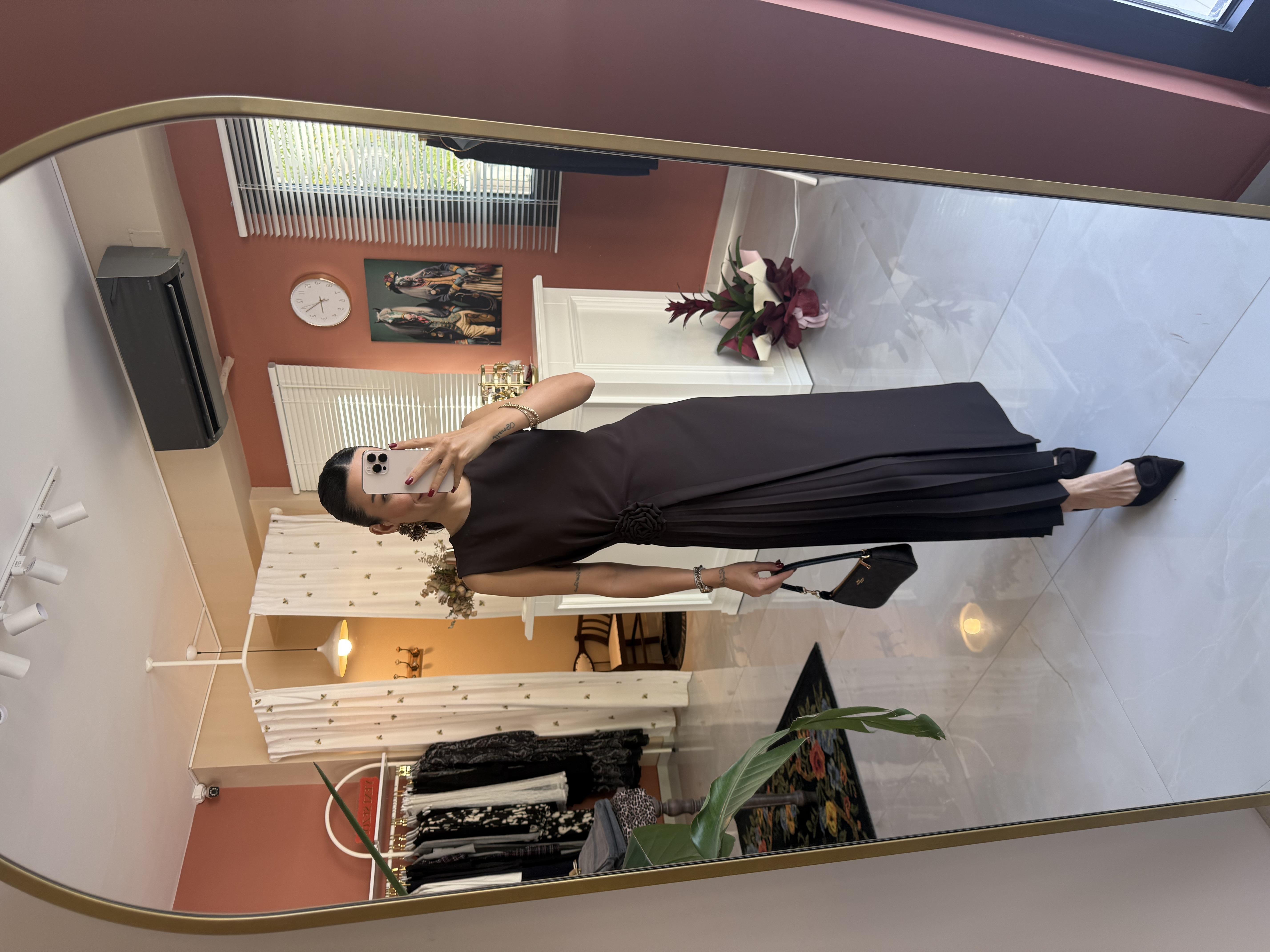 Piliseli Gül Broşlu Kahverengi Elbise