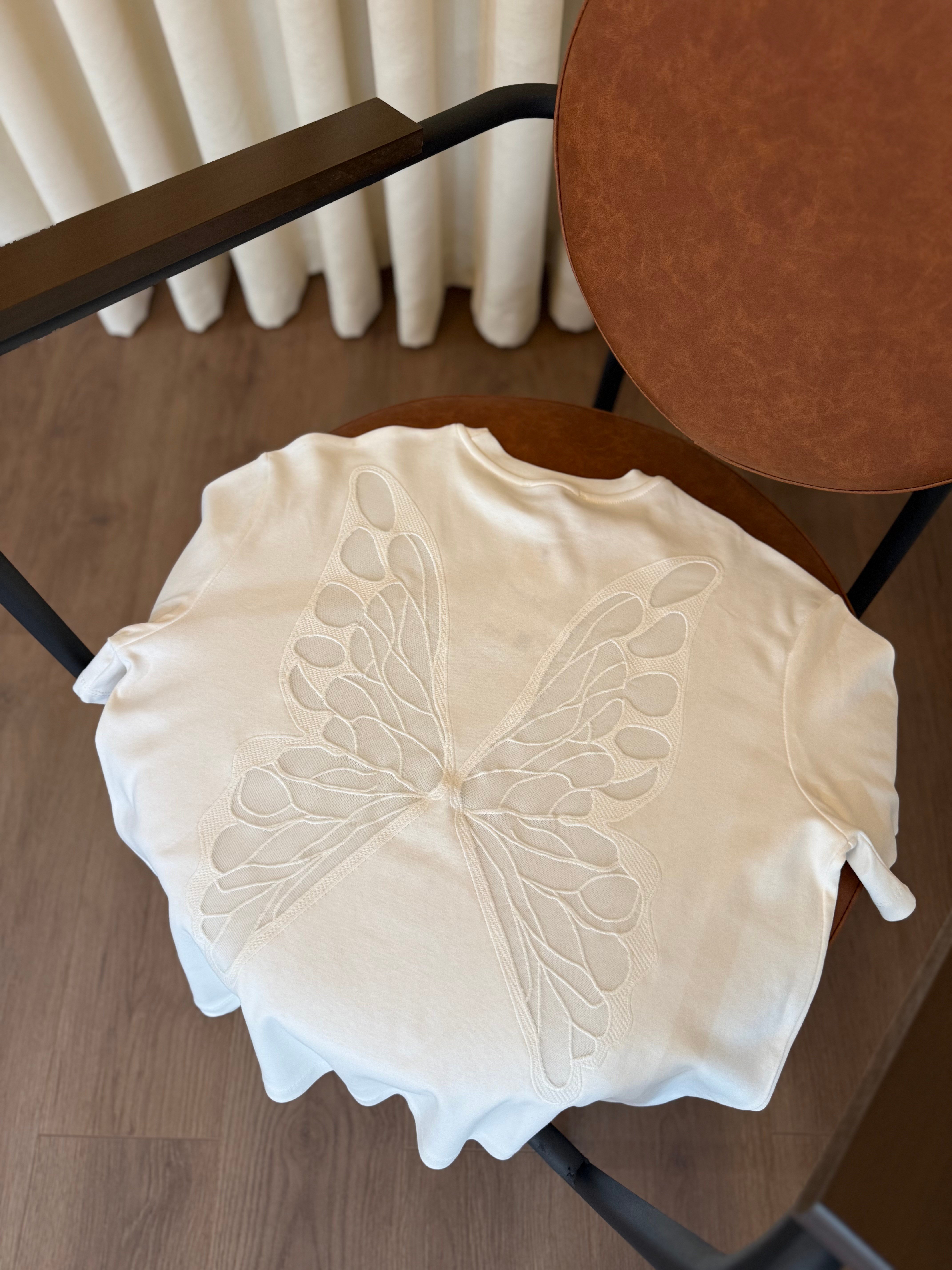 Sırtı Kelebek Desenli Ekru Tshirt 