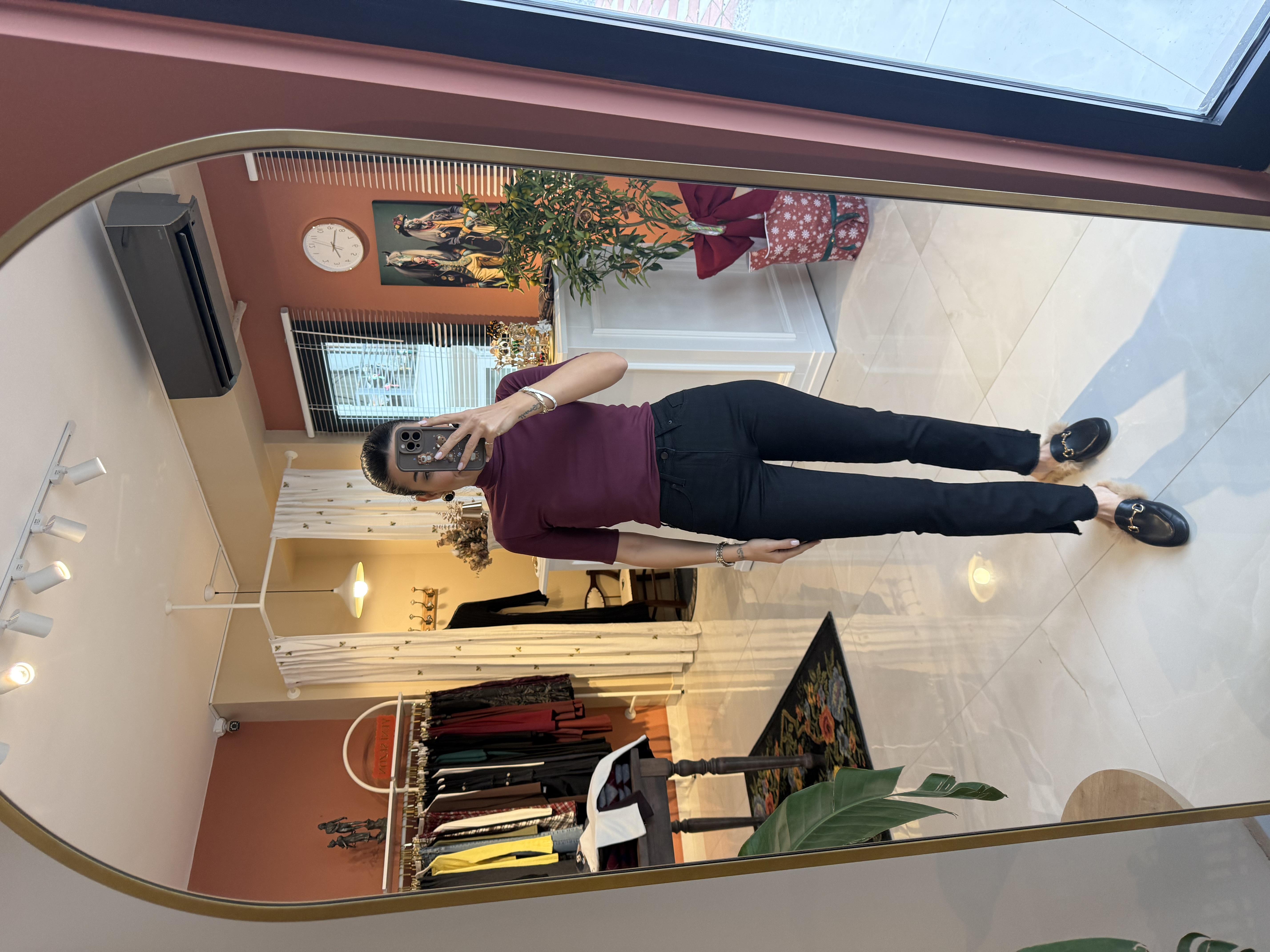 Siyah Paçası Püsküllü ve Yırtmaçlı Jean