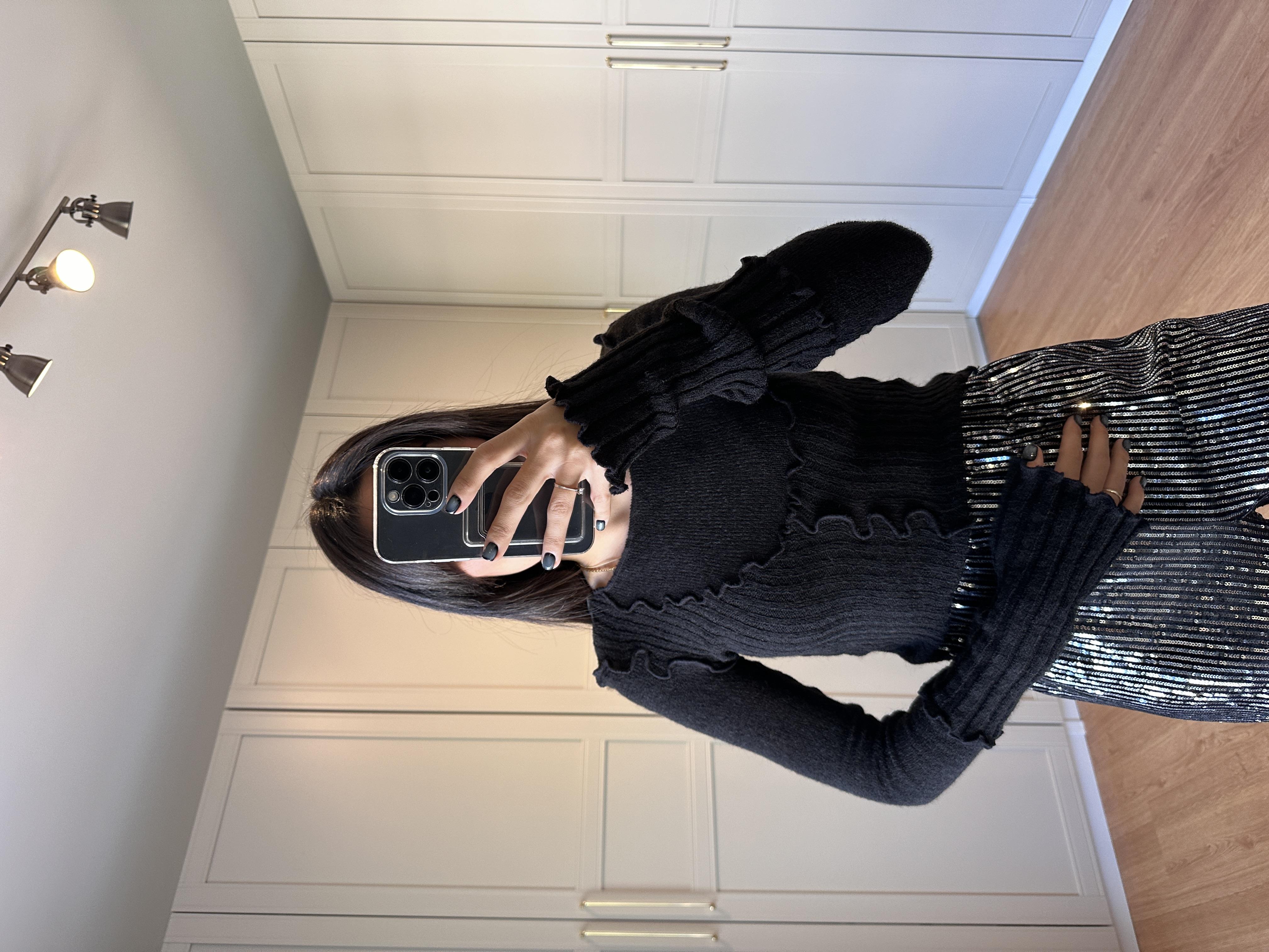 Siyah Yarı Transparan Kısa Boy Kazak