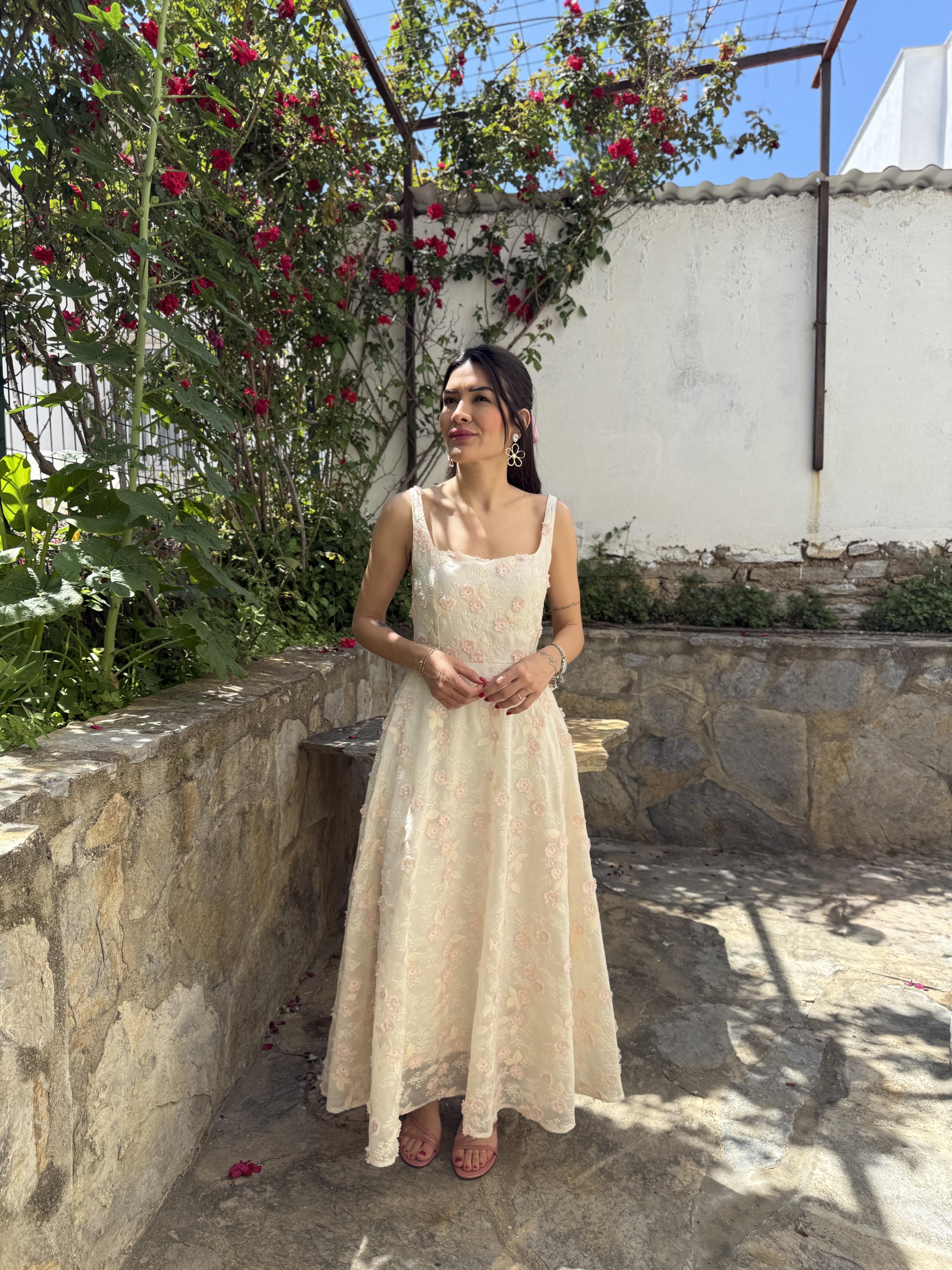 Tufe Çiçek Detaylı Elbise