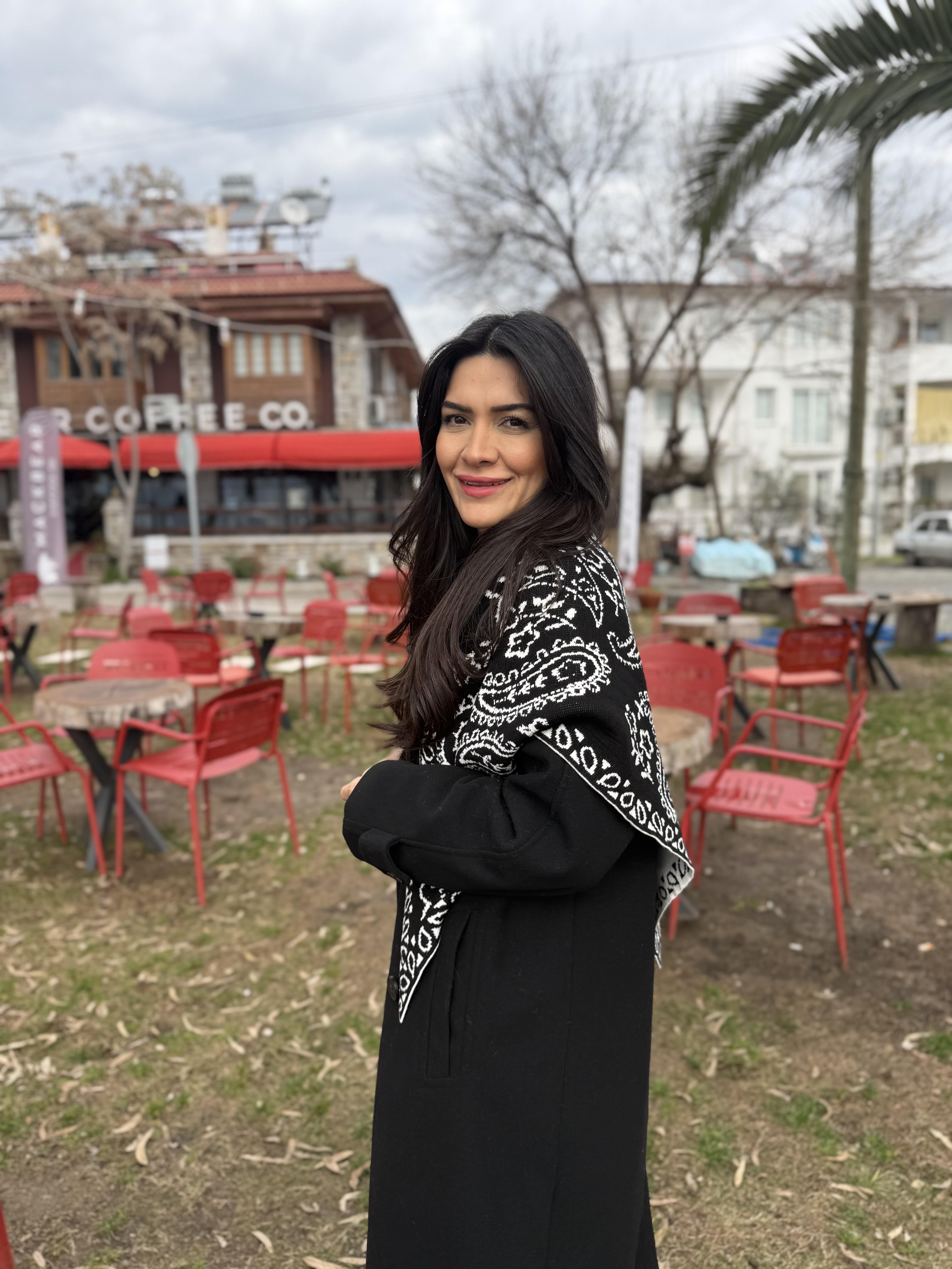 Üçgen Triko Siyah Krem Şal