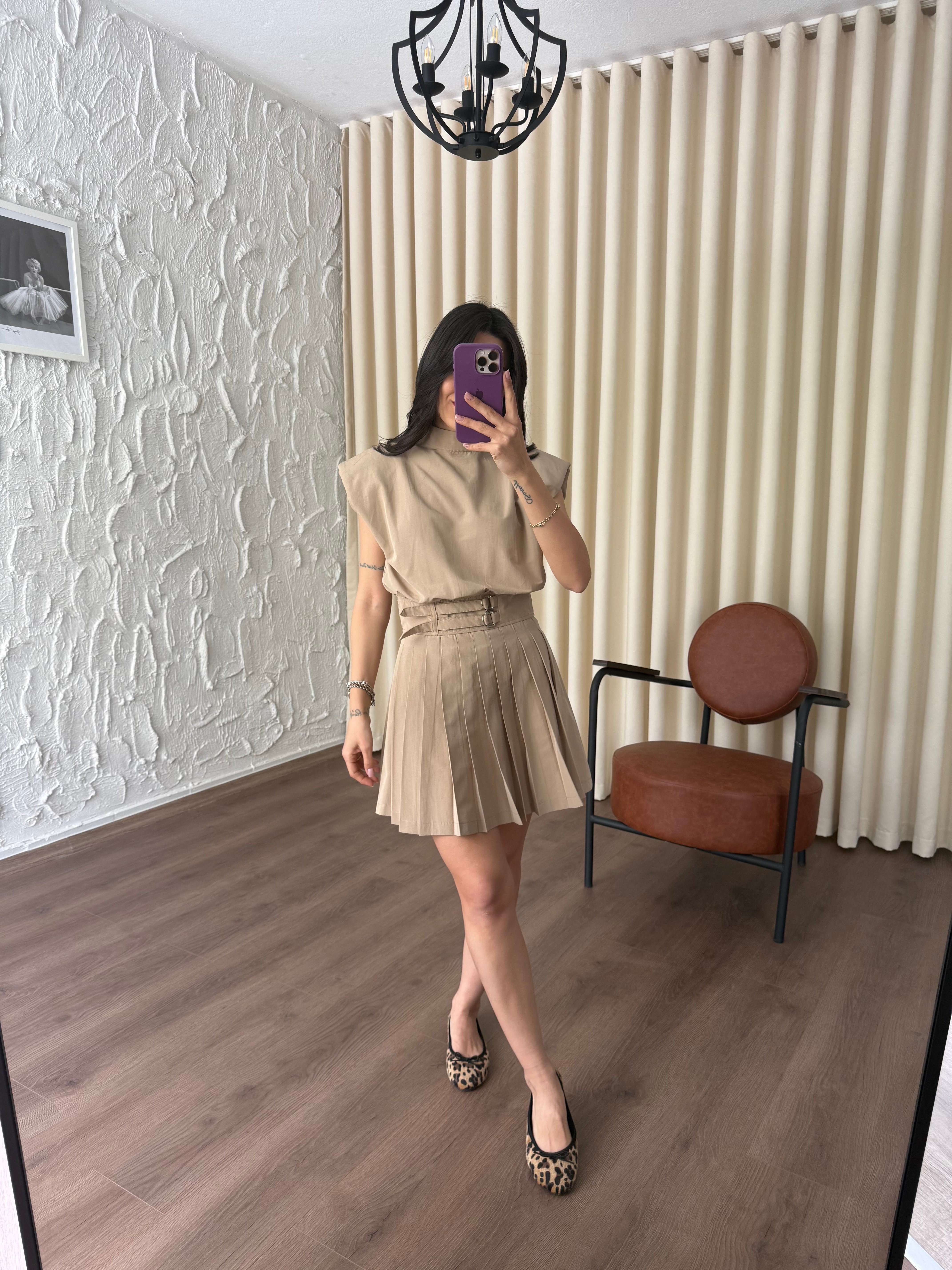 Vatkalı Dik Yaka Pileli Bej Elbise