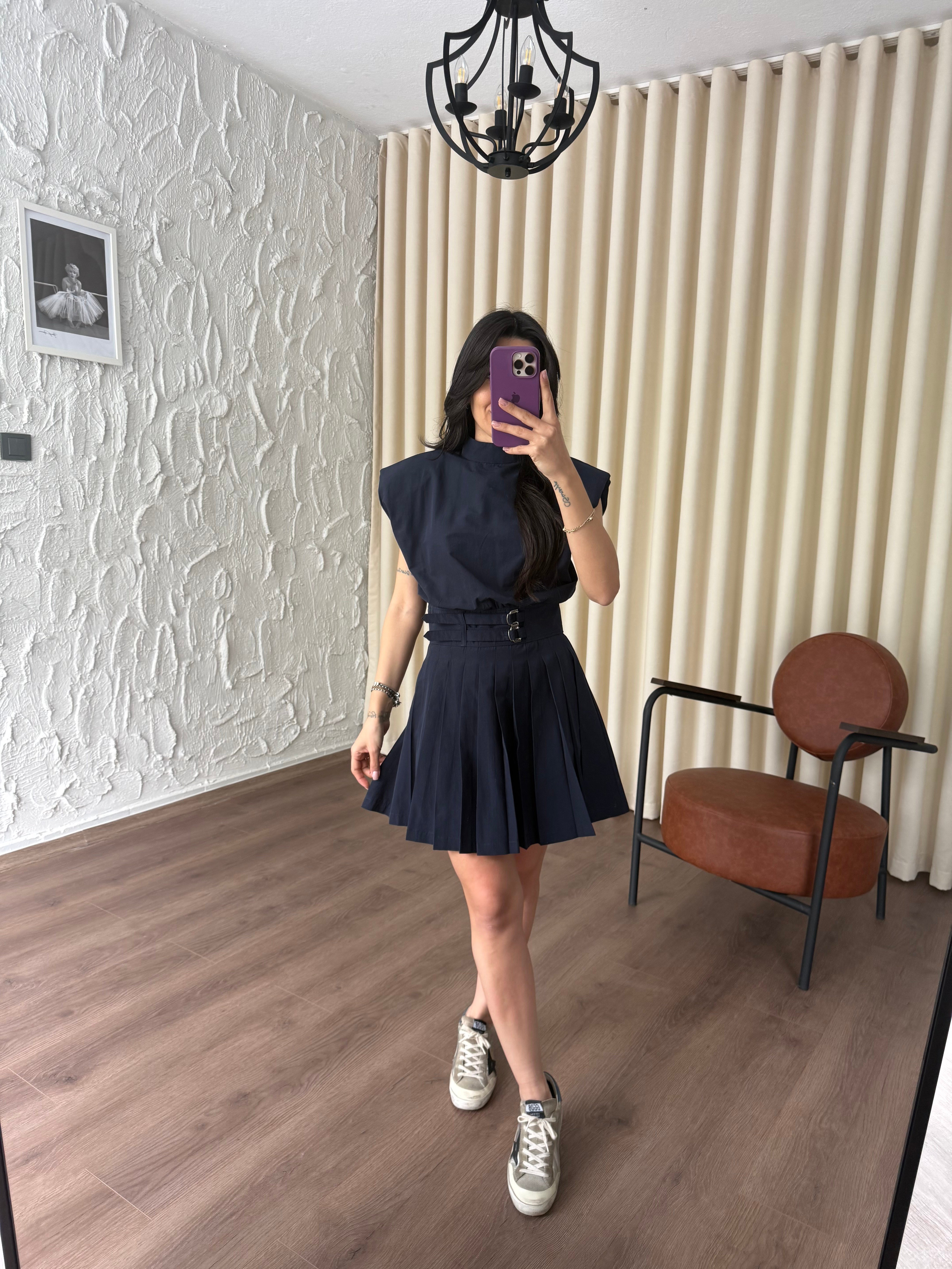 Vatkalı Dik Yaka Pileli Lacivert Elbise