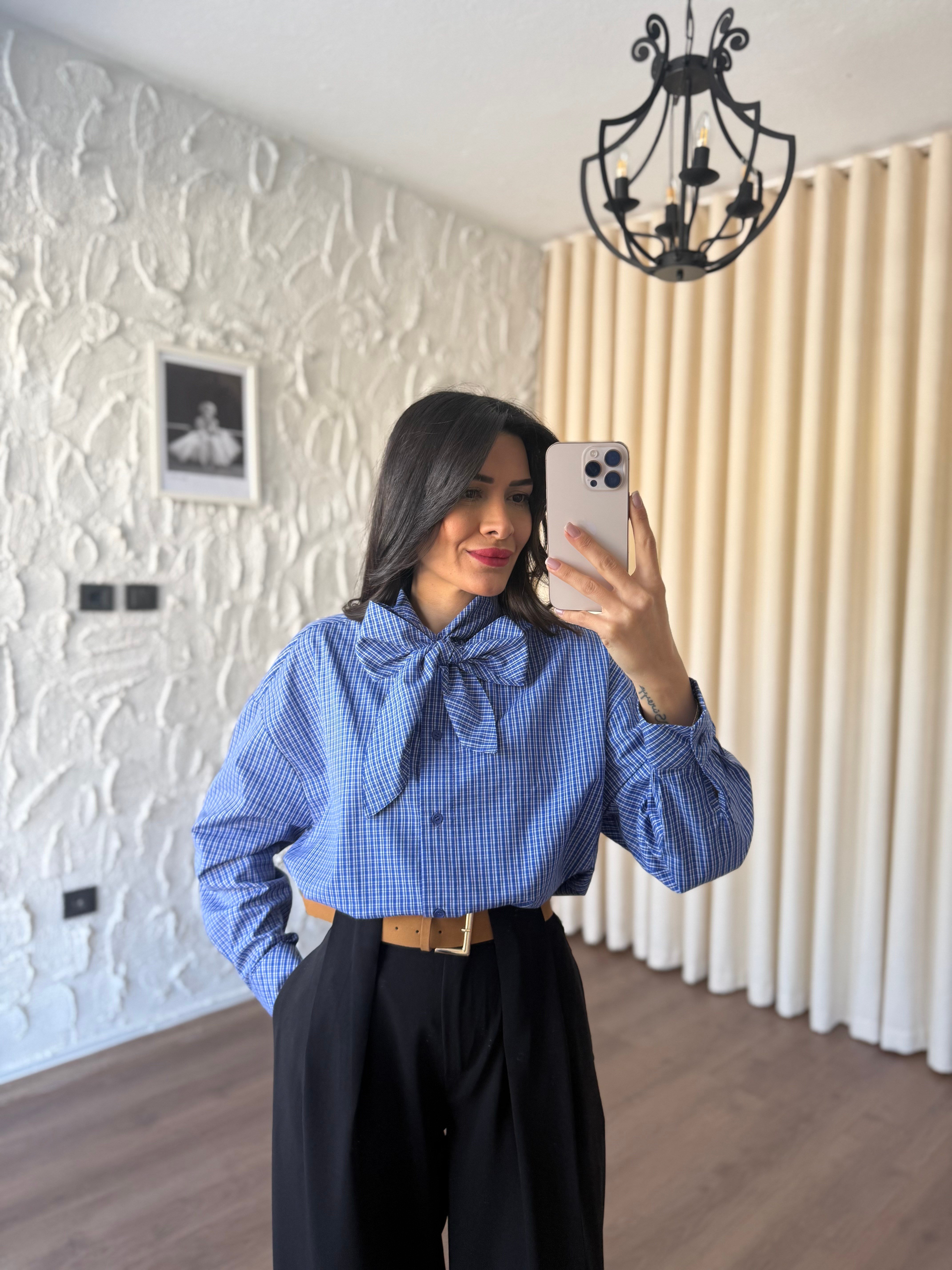 Yaka Bağlamalı Ekoseli Mavi Gömlek