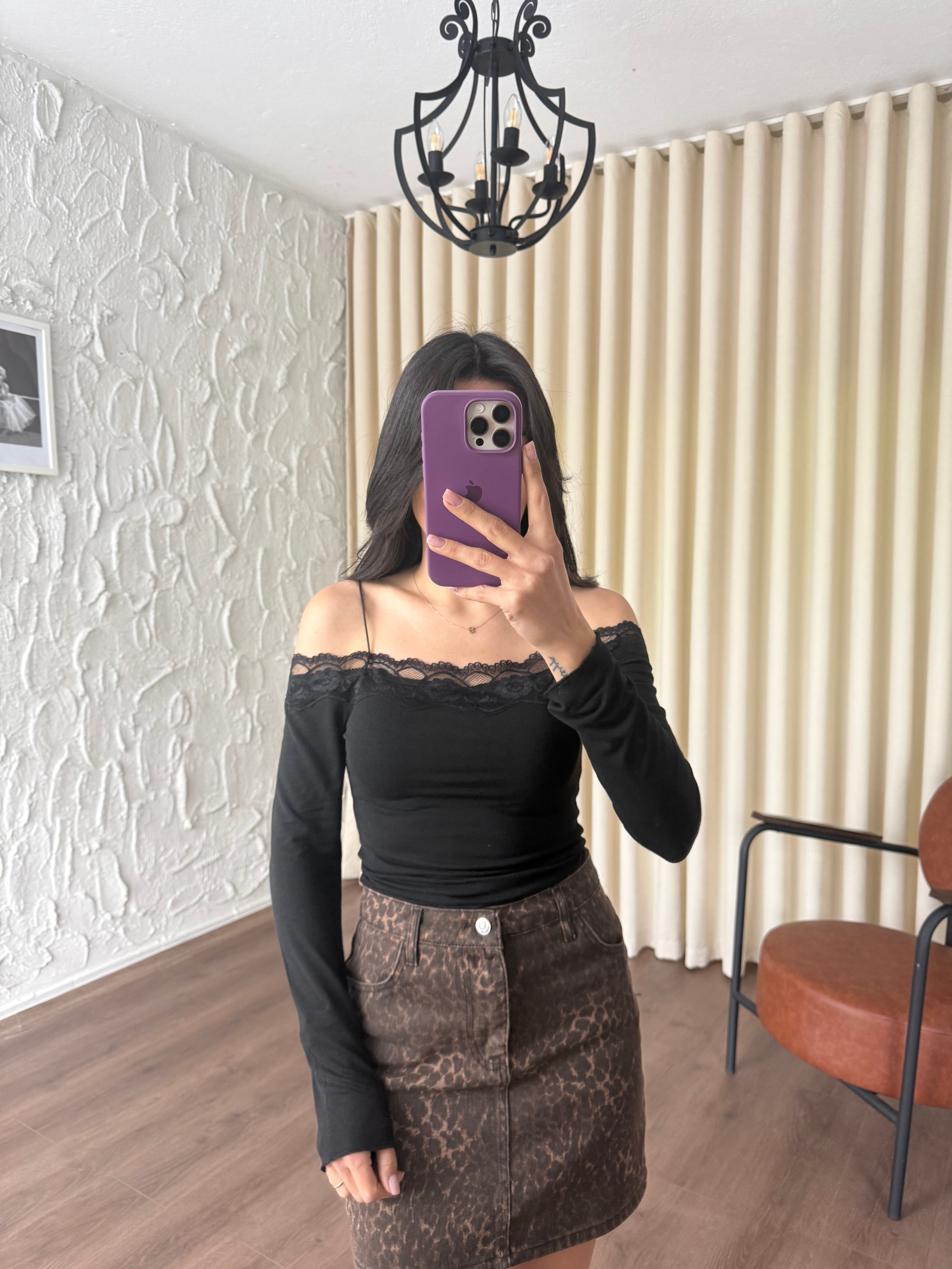 Yakası Dantelli Bluz