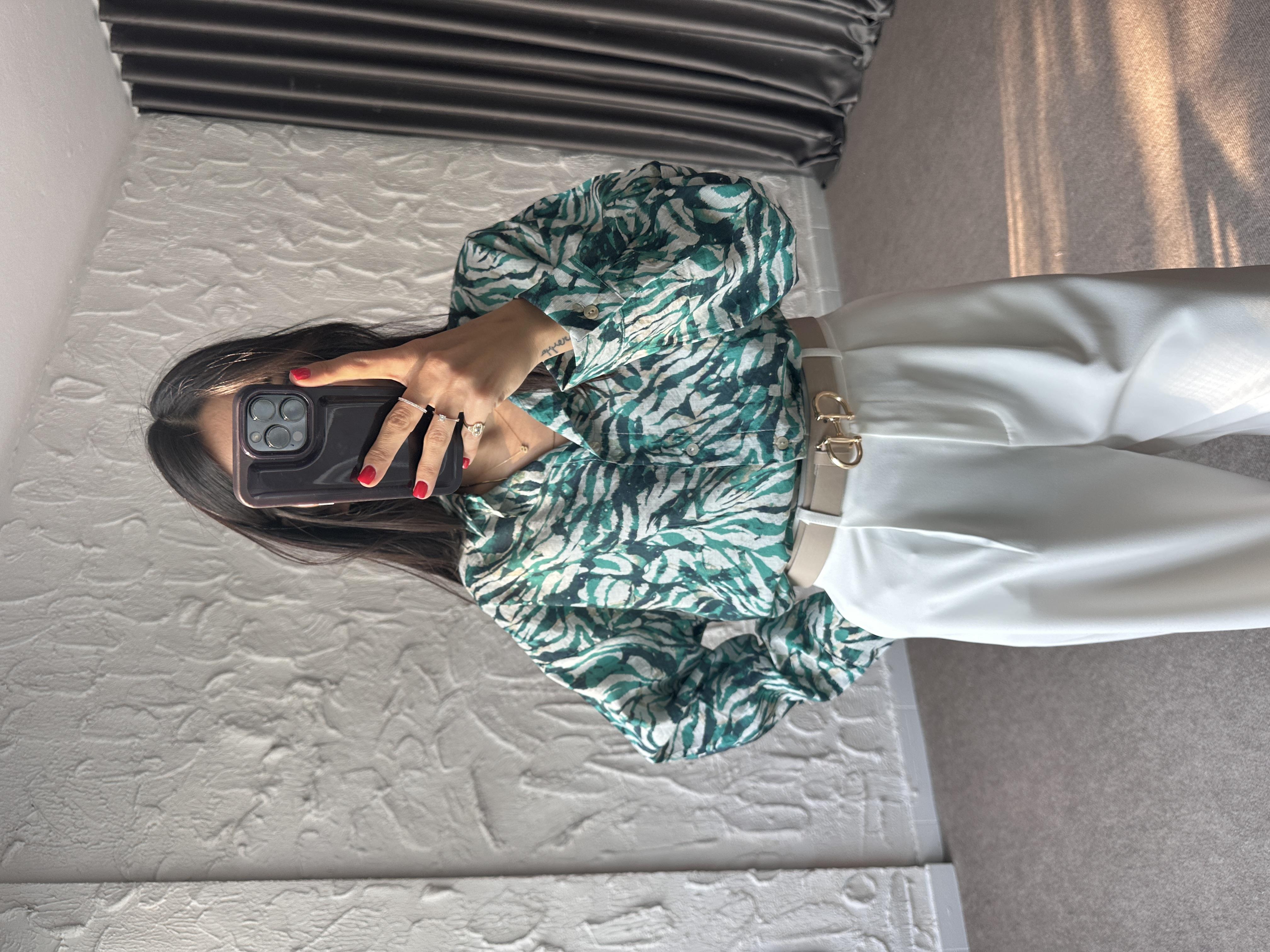 Yeşil-Beyaz Desenli Tensel Gömlek