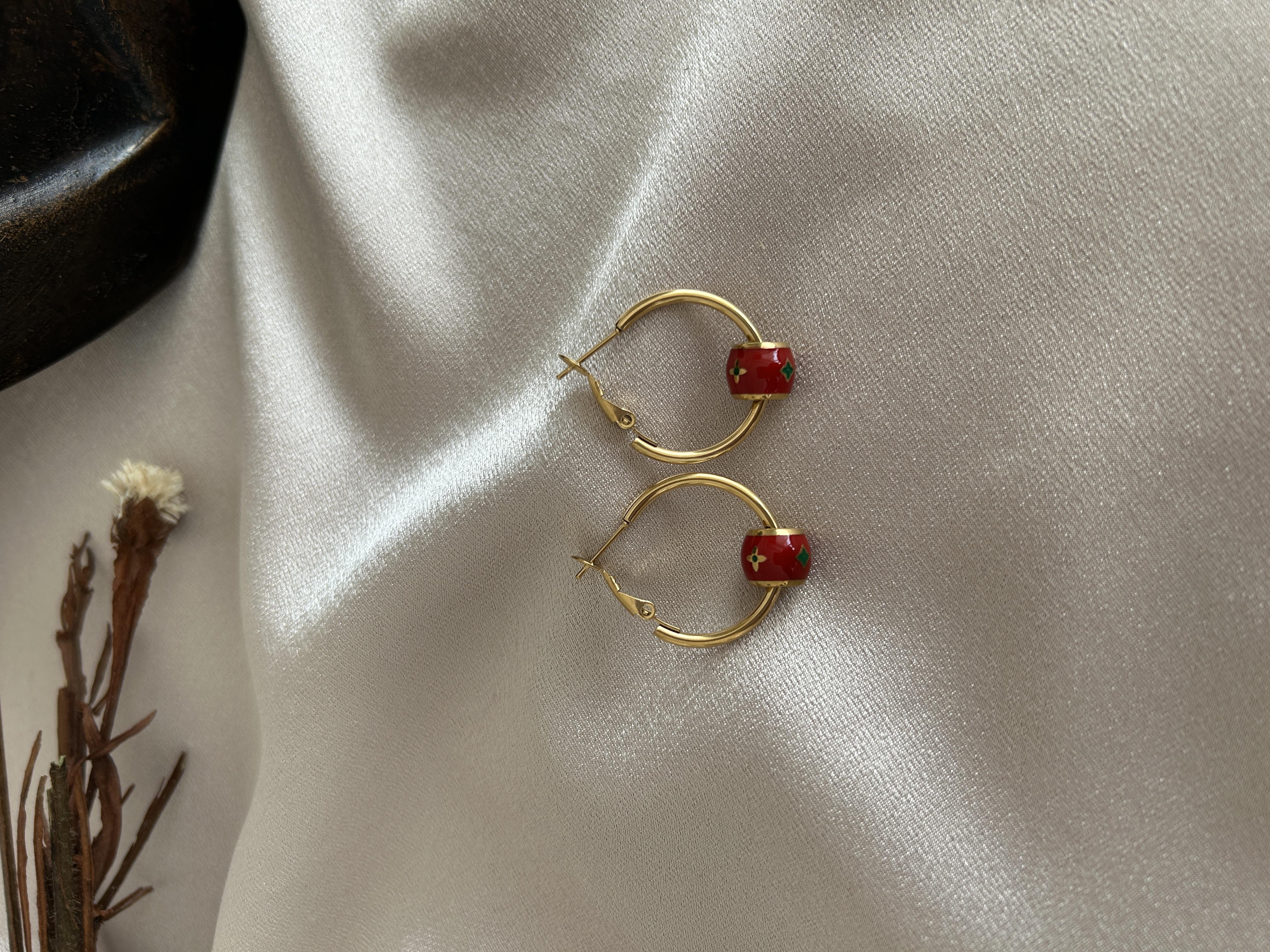 Charmlı halka model küpe  