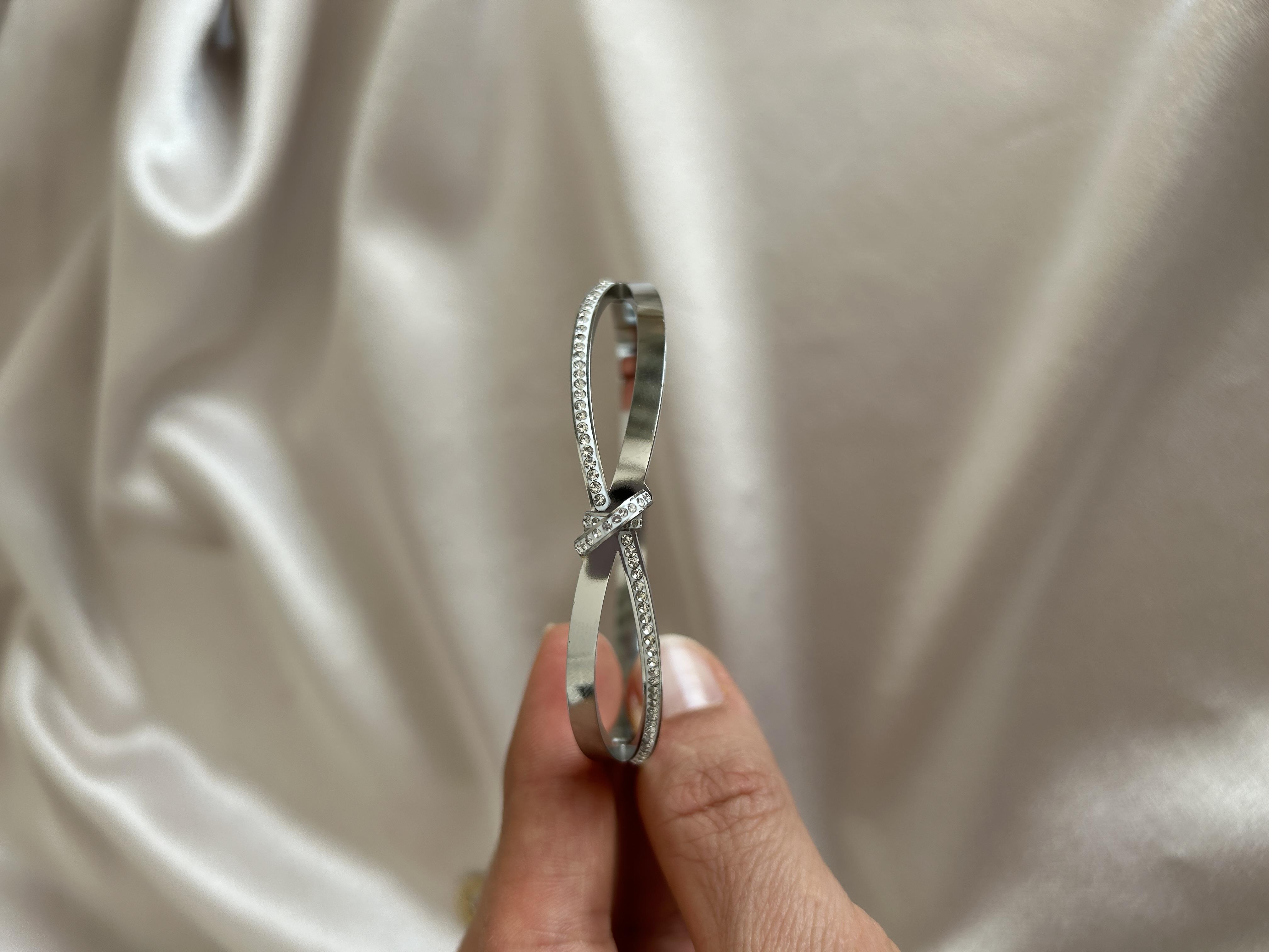 Düğüm model gümüş taşlı kelepçe 