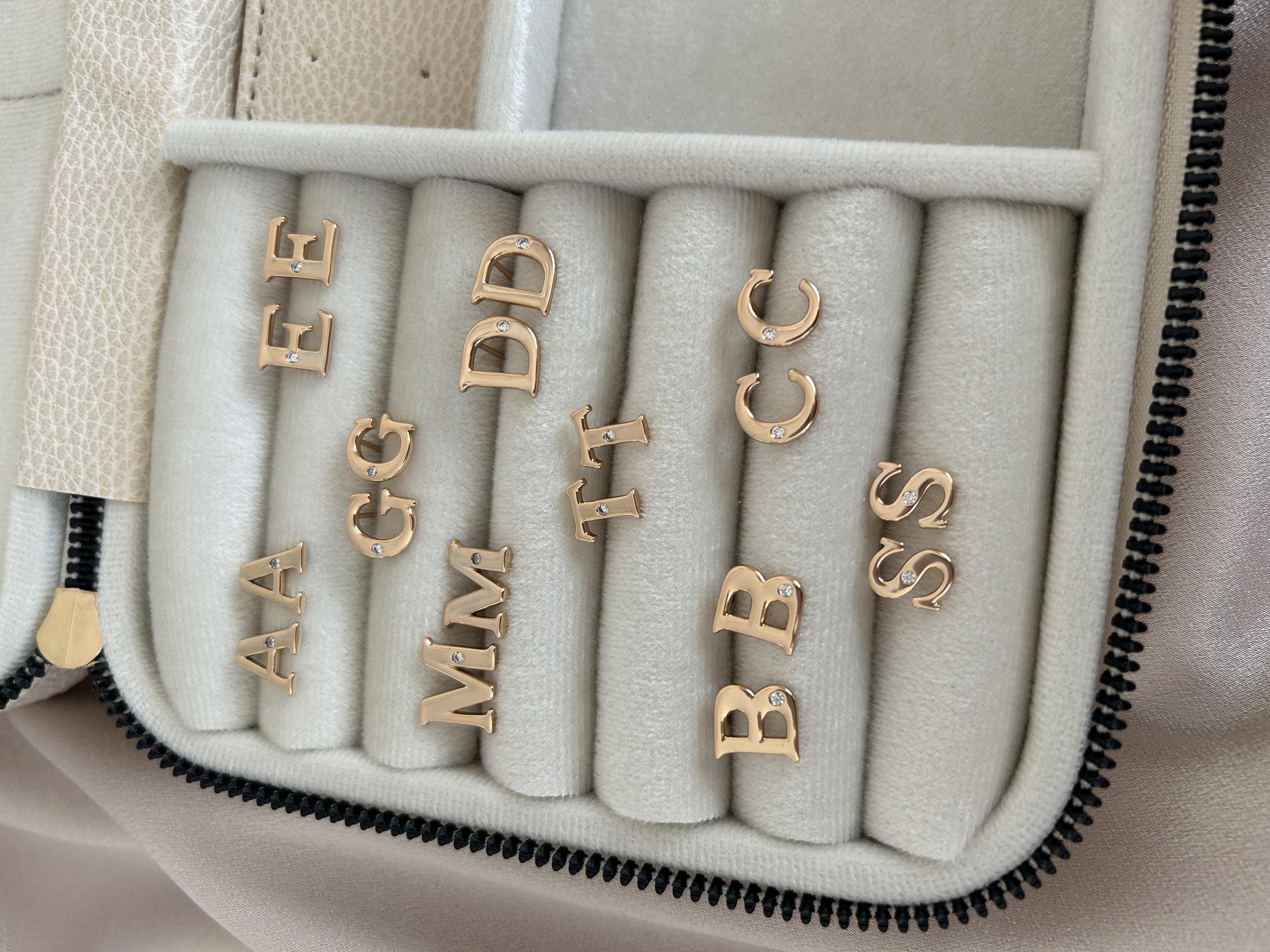 Tek taşlı harf küpeler