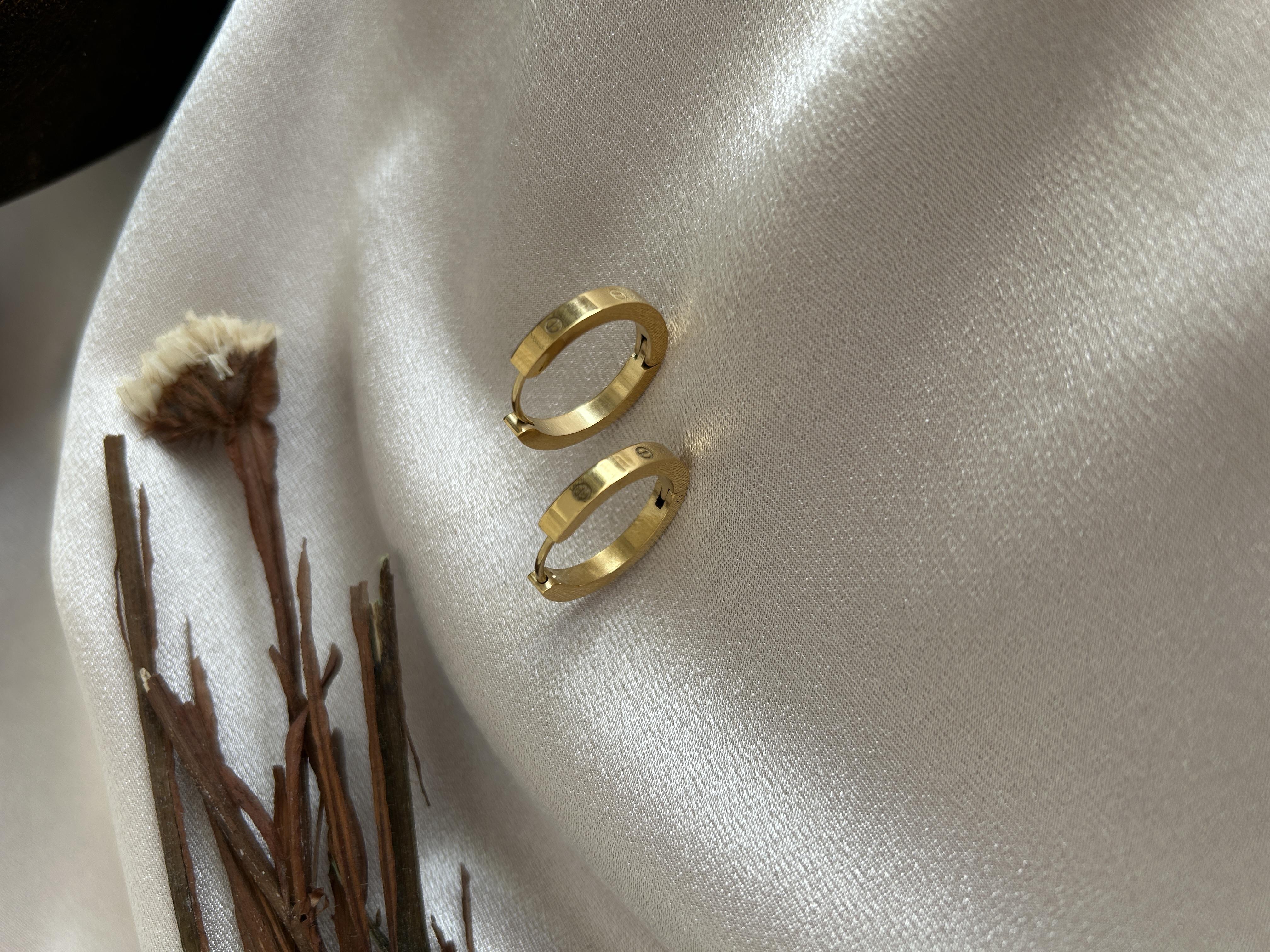 Cartier taşsız gold küpe