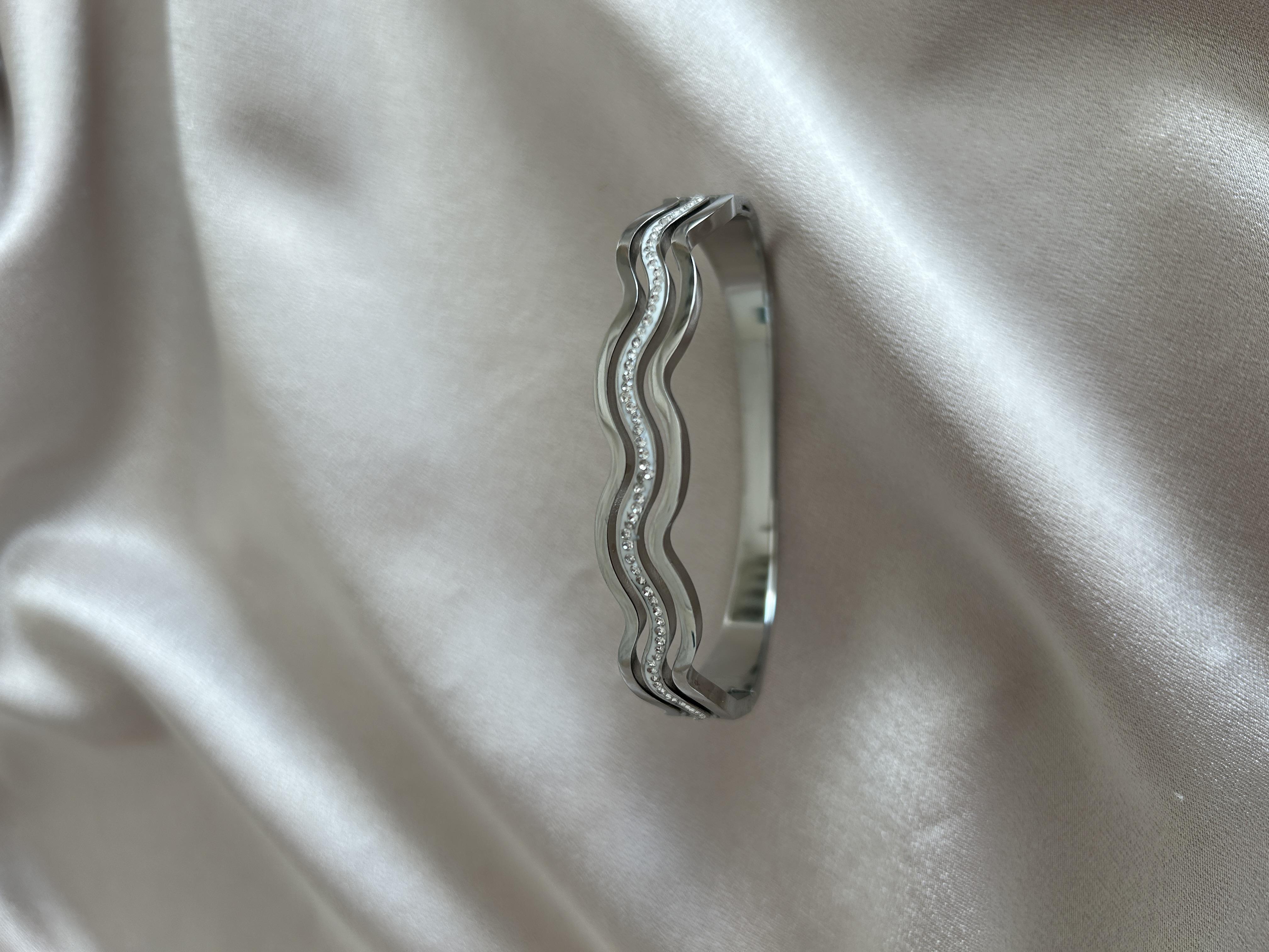 Dalgalı taşlı model gümüş kelepçe 