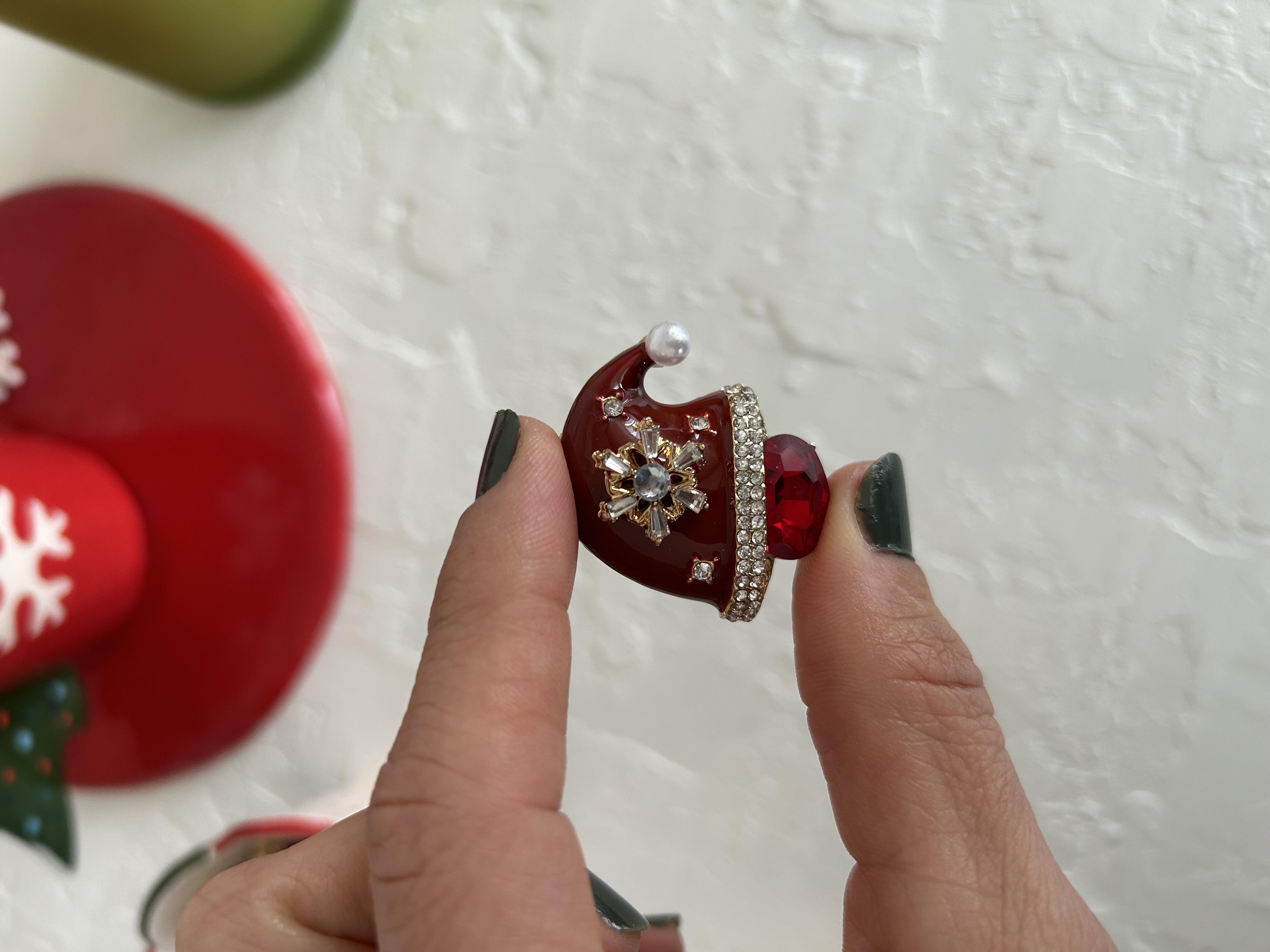 Kırmızı taşlı Bere model