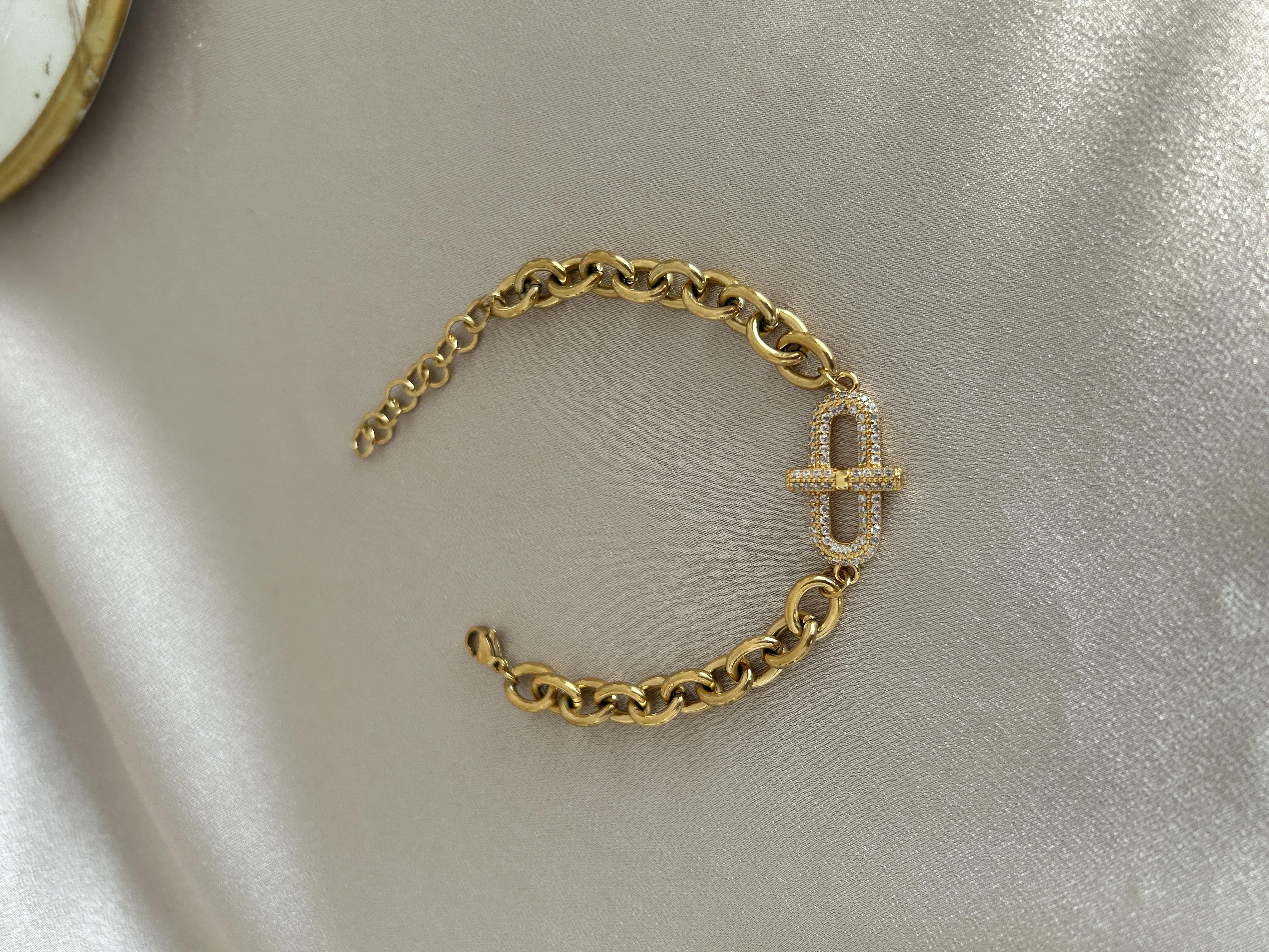 Marka model açık renk bileklik 