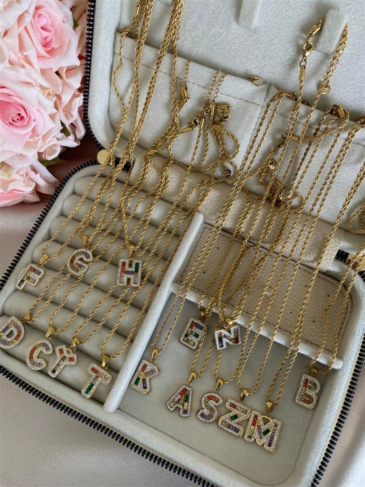 Renkli taşlı çelik harf kolye