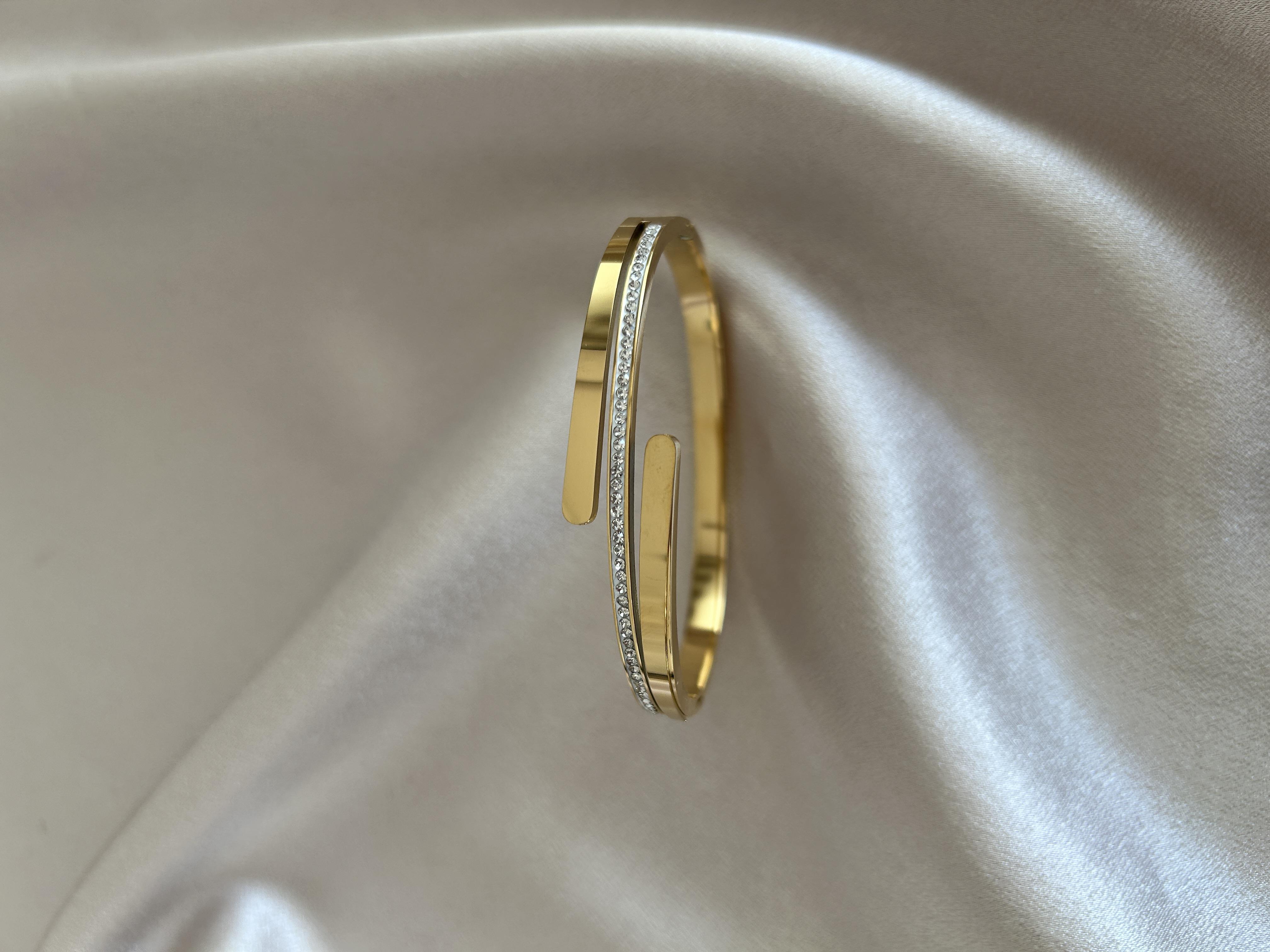 Sıra taşlı çiftli gold kelepçe