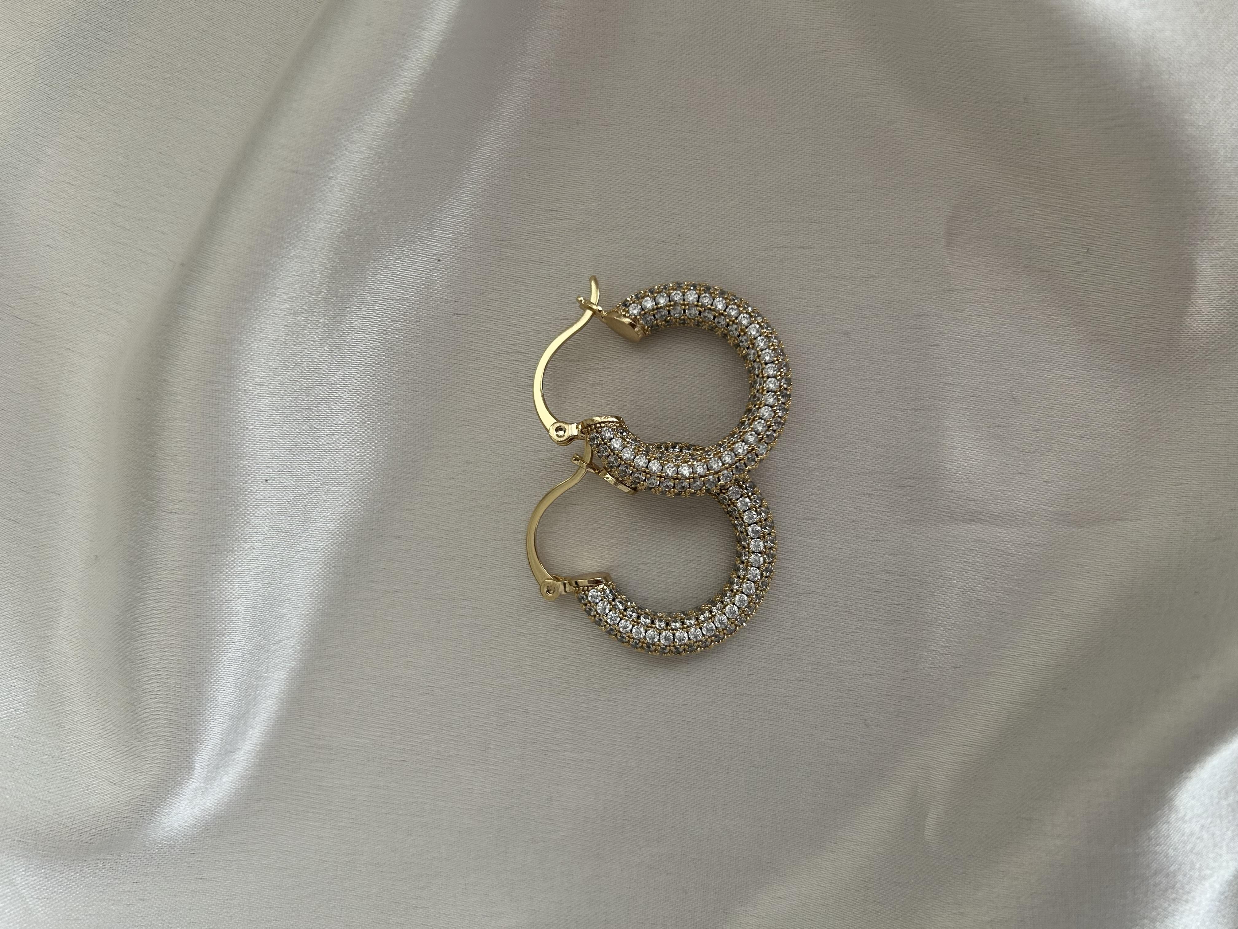 Taşlı halka özel seri küpe 